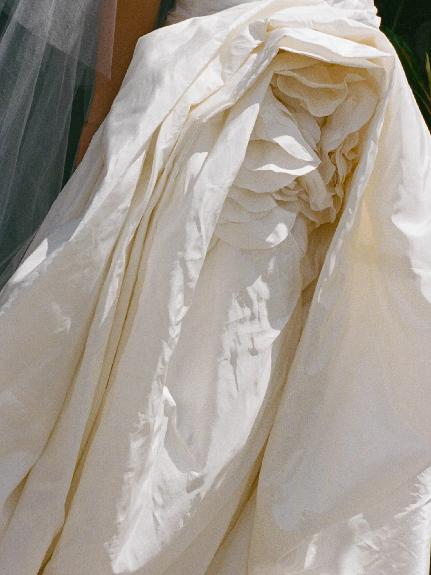 13oscar-de-la-renta-wedding-gown-detail.jpg