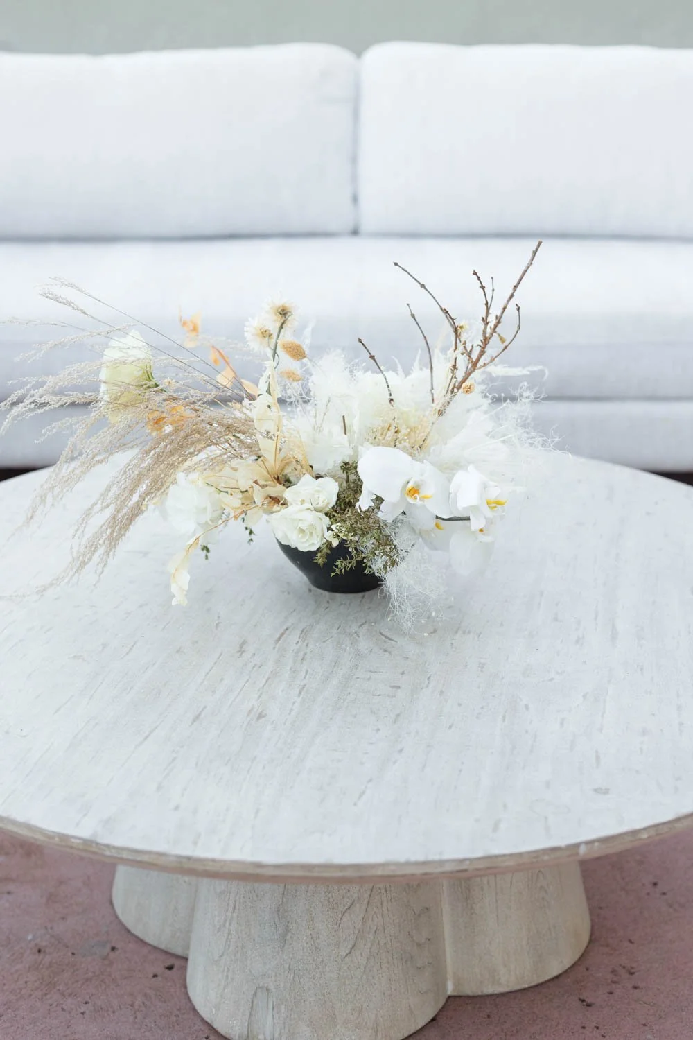 11modern-white-floral-corporate-event-tablescape.jpg