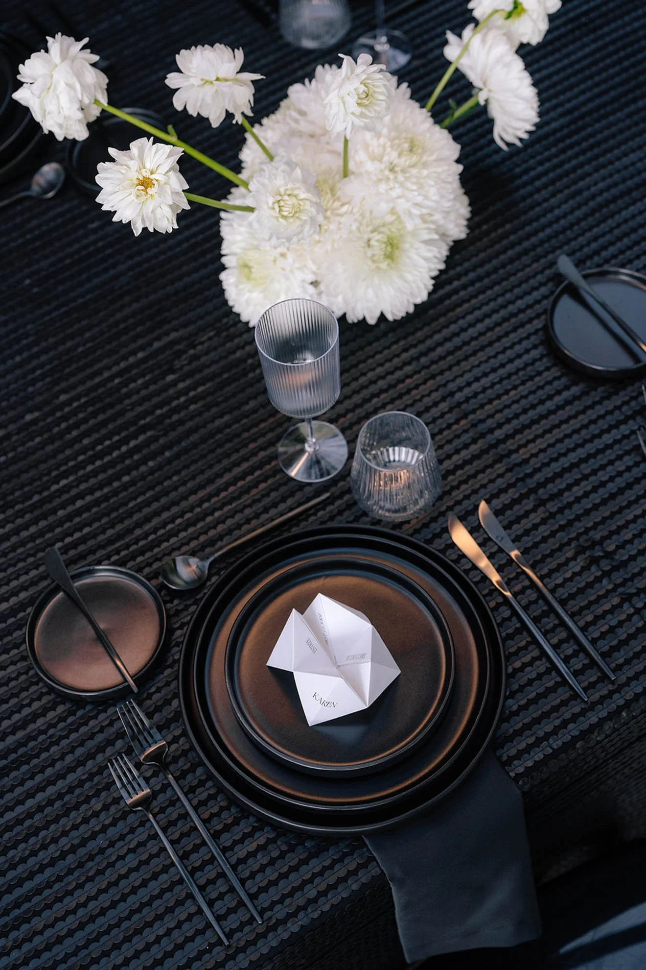 24contemporary-white-floral-dinner-tablescape.jpg