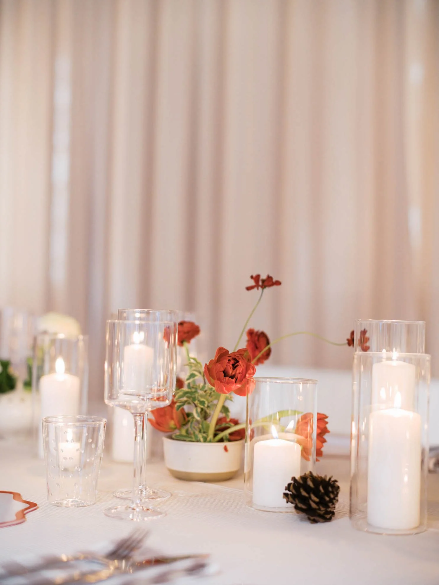 16holiday-centerpiece-flowers-and-candles.jpg