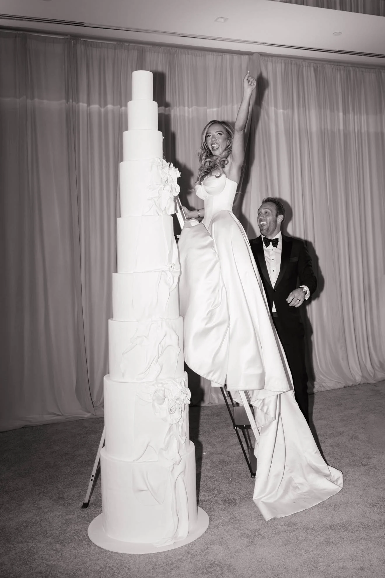 47oversized-wedding-cake-scottsdale.jpg