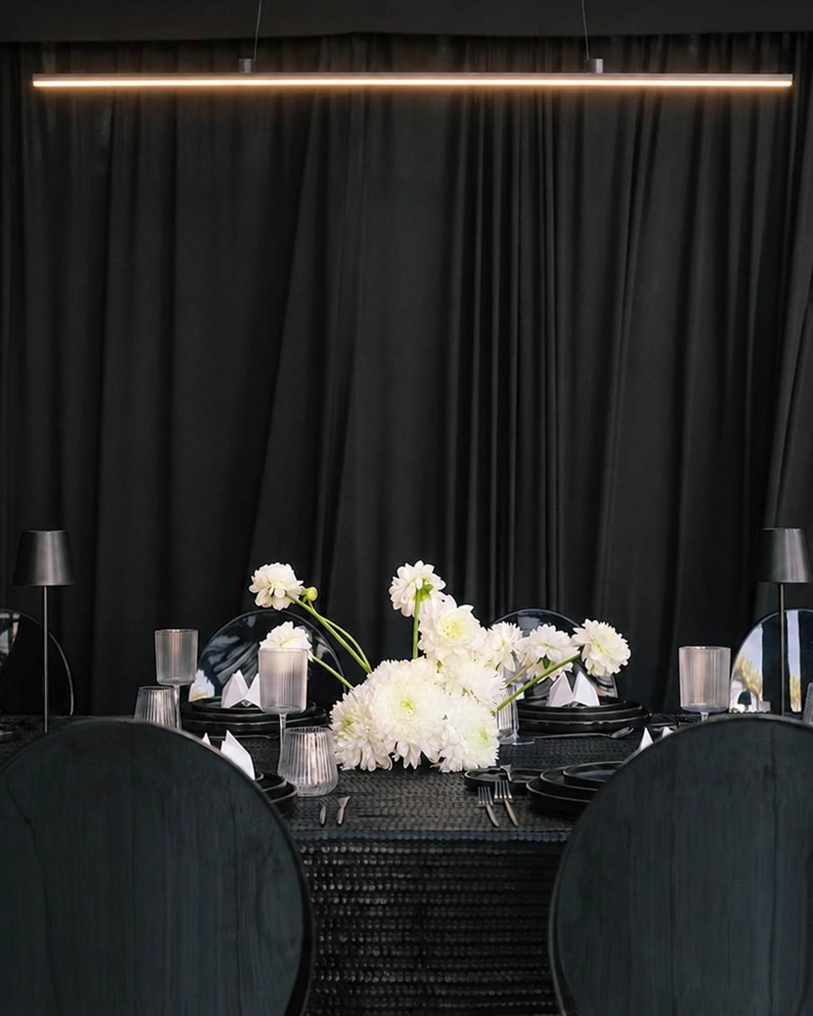 23white-floral-black-and-white-birthday-tablescape.jpg