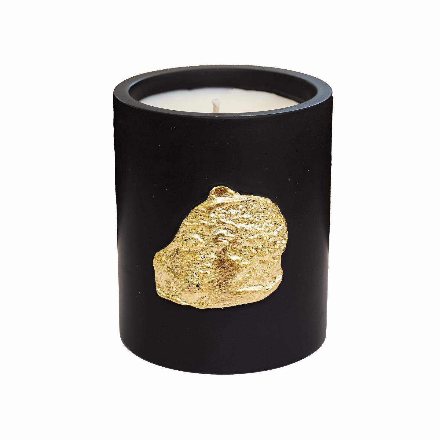 Lovers Kiss candle in exquisite black stone, hand painted with gold. Perfumed with orchids, lily of the valley, vanilla and incense smoke. A beautiful addition to your home's aesthetic.