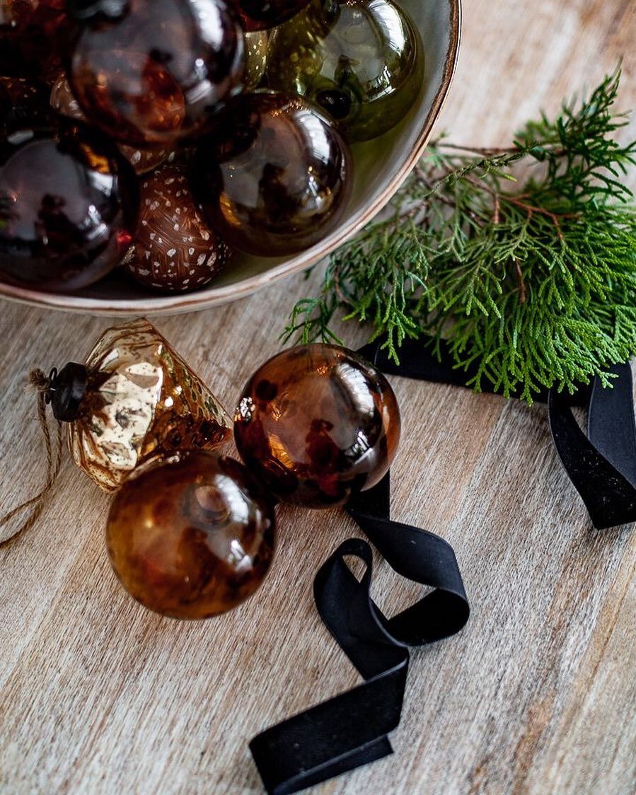Two more sleeps to go! Are you all set? If you&rsquo;re having family over for lunch, why not fill a bowl with leftover baubles as a simple way to decorate your table - a striking centrepiece achieved in seconds! ✨
.
.
.
.
.
.
.
.
.
.
.
.
.
.
.
.
.
.