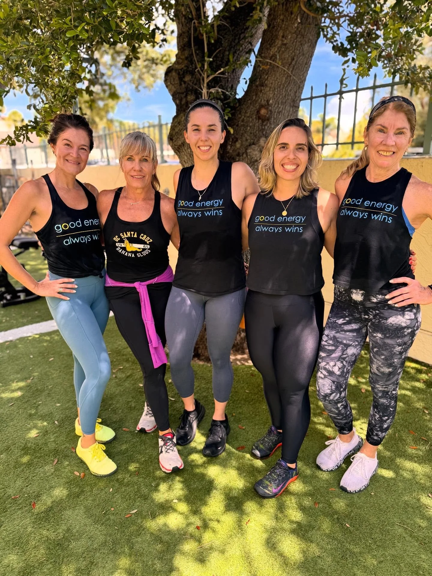 Surround yourself with the energy that lifts you higher. One team, one goal, every rep stronger 💥 

#GoodEnergyAlwaysWins #StrongerTogether #gravityandoxygen #groupclasses #bocaraton #florida