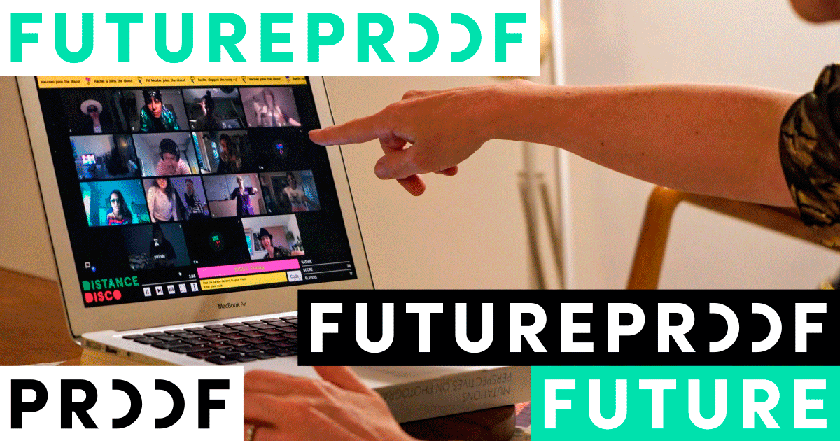Een persoon wijst naar een laptop met een videovergadering met meerdere deelnemers. Teksten op de afbeelding zeggen 'FUTUREPROOF' of variaties daarvan.
