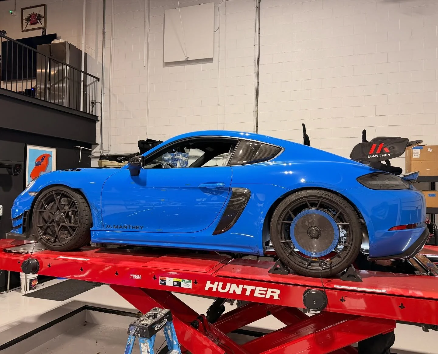 Setup on this @manthey_racing GT4RS @porschepenskemotorsport @porschemotorsportnorthamerica #mantheyracing #manthey #gt4rs @redbeardracing_ #rbr #redbeardracing