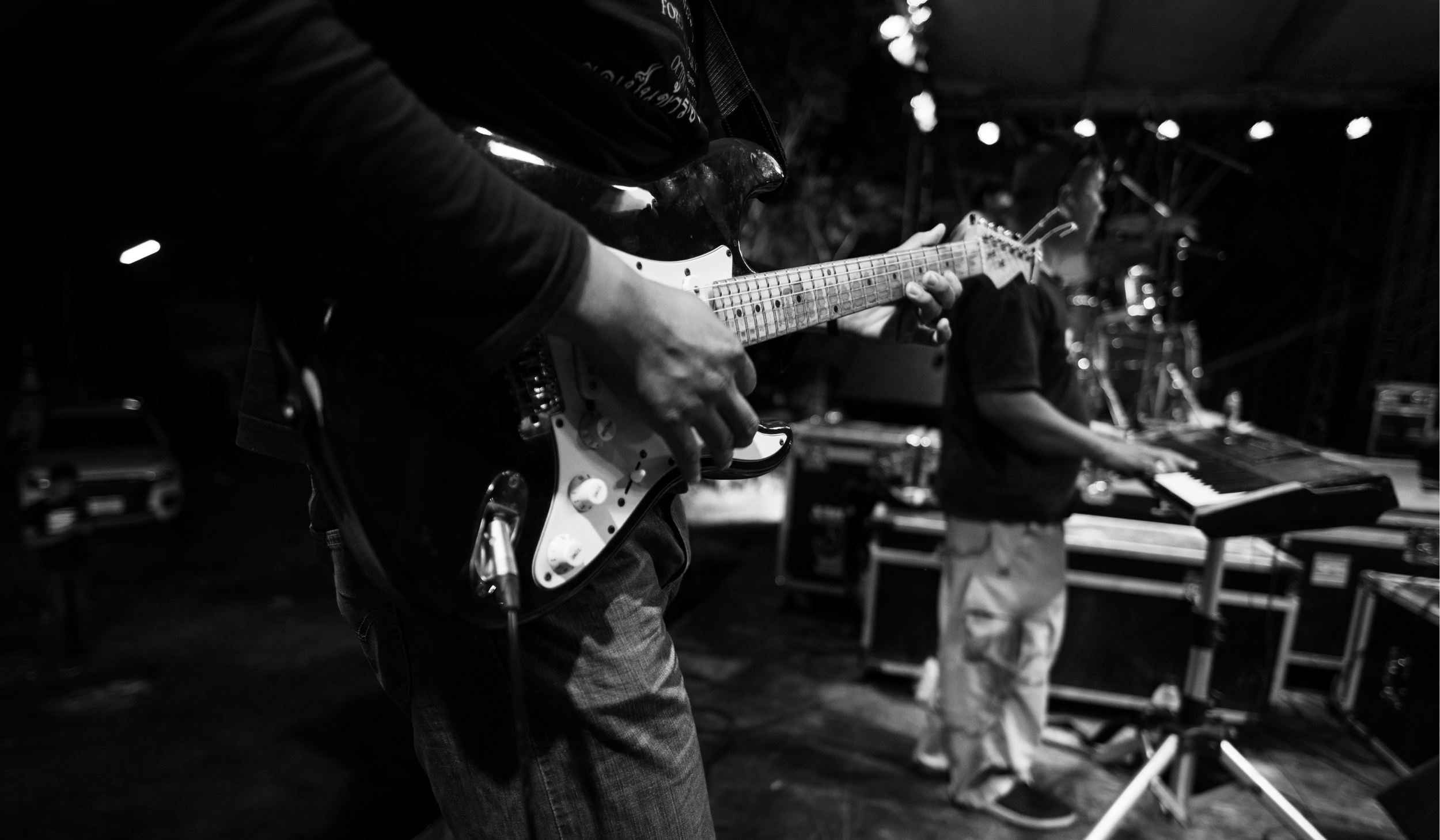 The Difference Between a DJ and a Band – And When to Choose Each