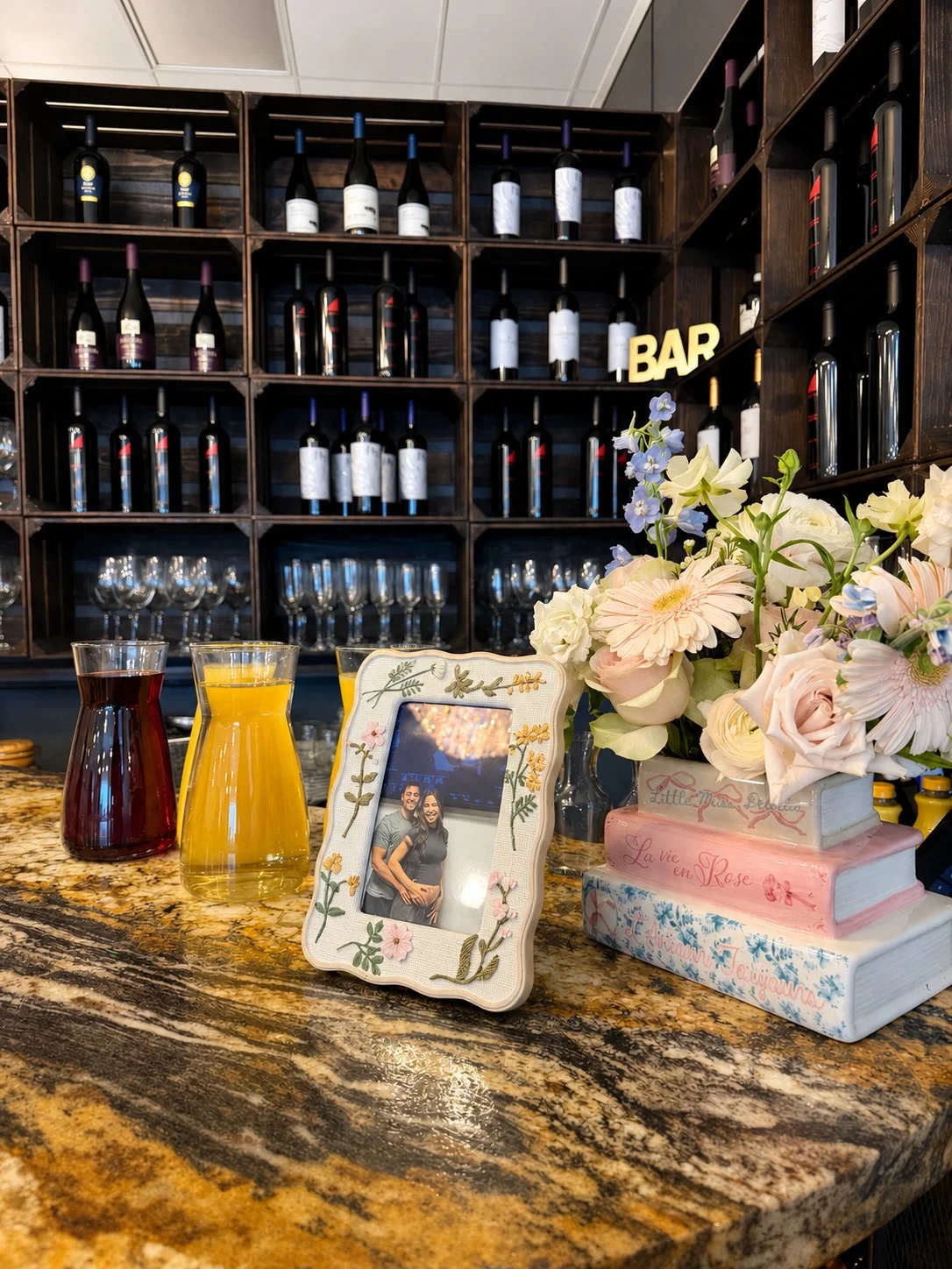 06-luna-bar-flowers.jpg