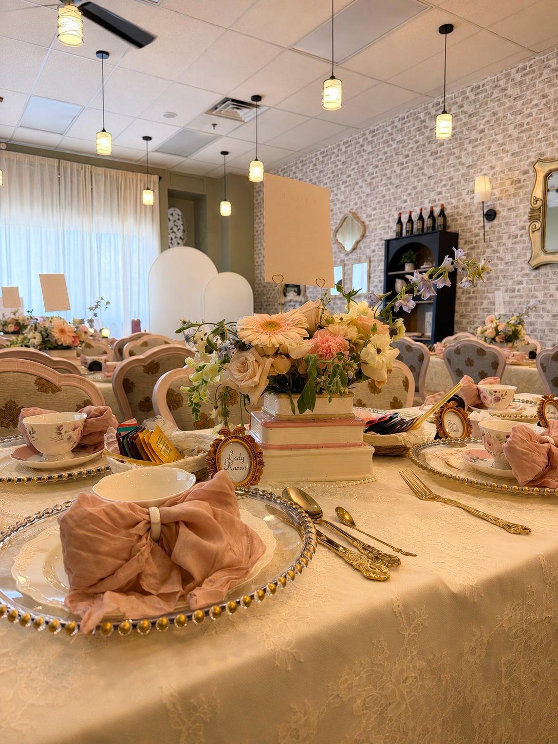 01-luna-table-long-shot.jpg