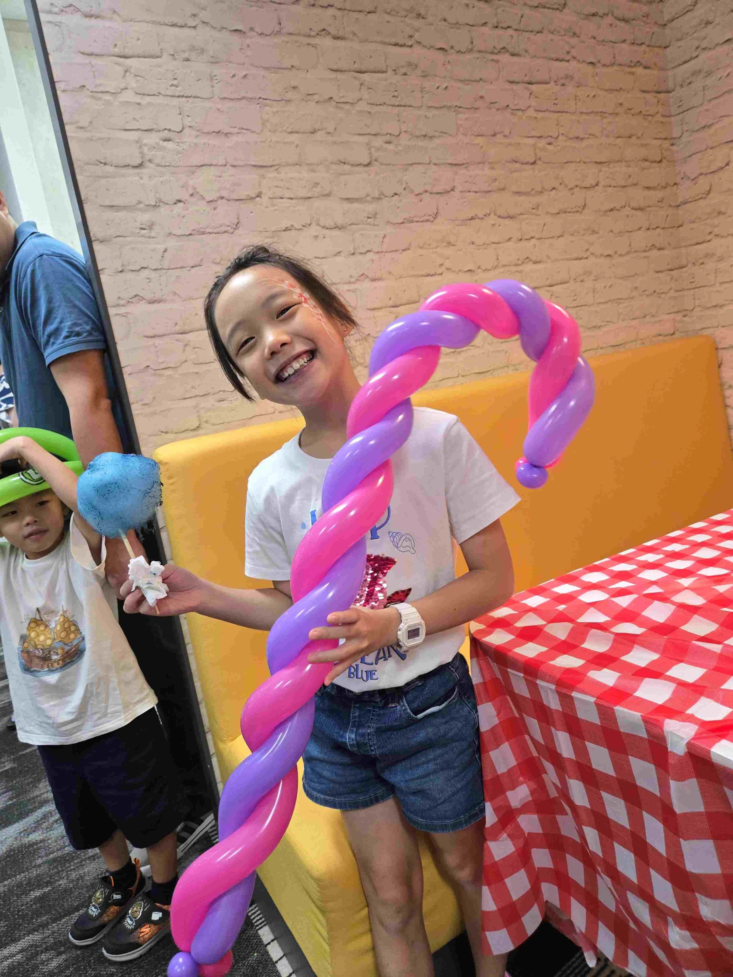 Passion Soul_Balloon Sculpting_Christmas_Christmas Party_Kids at Work_Brunel_Candy Cane