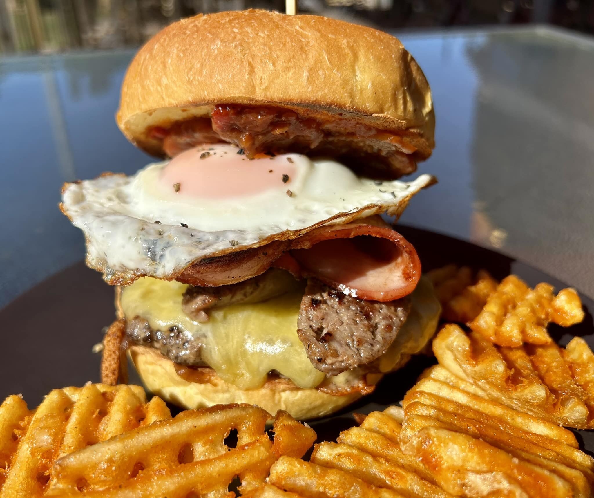 IT&rsquo;S BOD DROP DAY🍔👍
Beef patty, Swiss cheese, sausage, grilled bacon, fried egg, house made tomato relish served with waffle chips
Mmmmmmmm
Burger Baby Margaret River  Doust's Corner