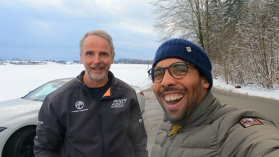 Weihnachten.

Kurz vom Gas gehen.

Nicht stehen bleiben.

Ein Boxenstopp nach einem schnellen Jahr.

Mit sauberen Linien.

Und ein paar Momenten, die bleiben.

Danke an alle, die Teil meiner Strecke waren.

Im Business.

Auf der Strecke.

Und daneben