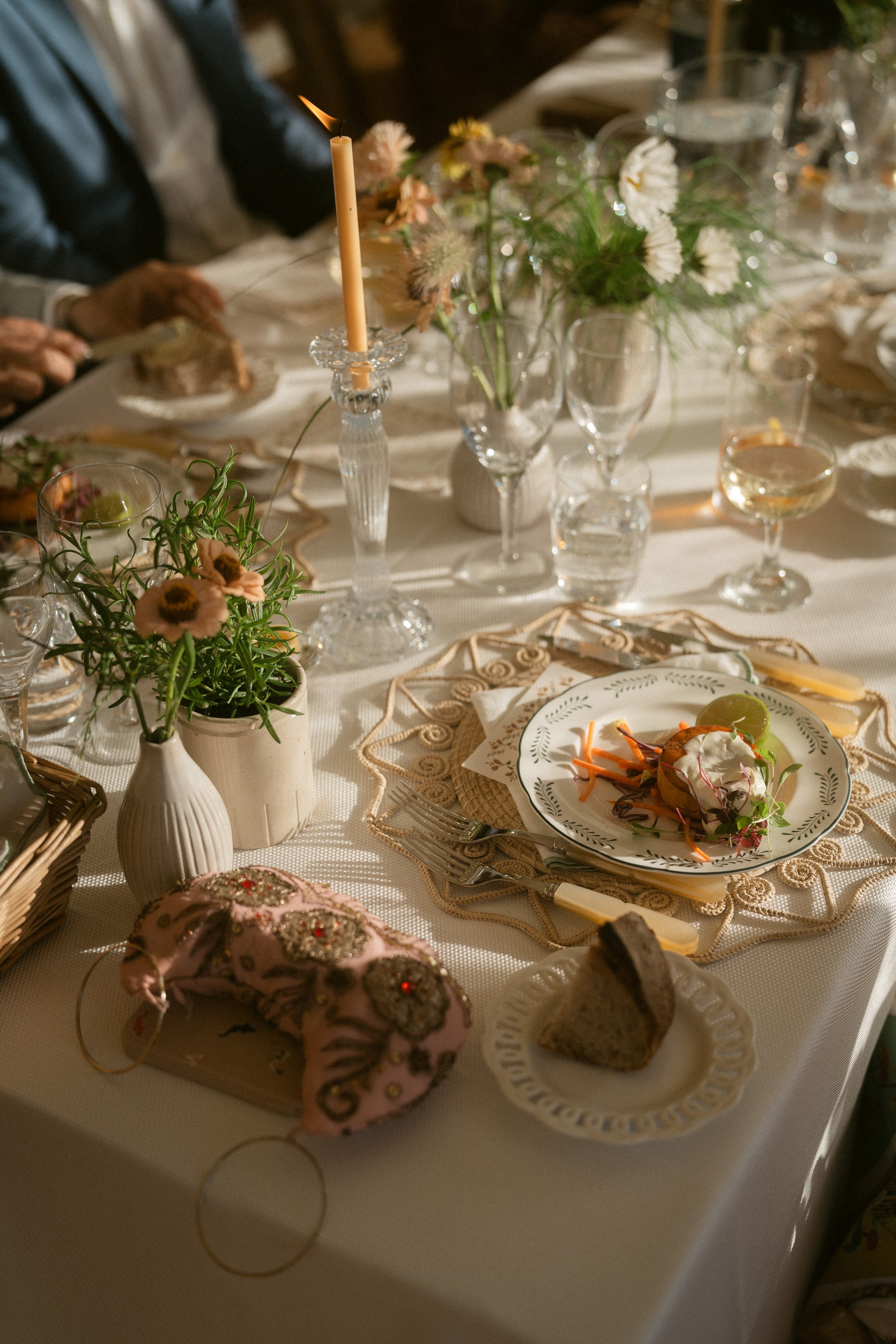 dreamy evening light and delicious table details with wedding catering by Fees food