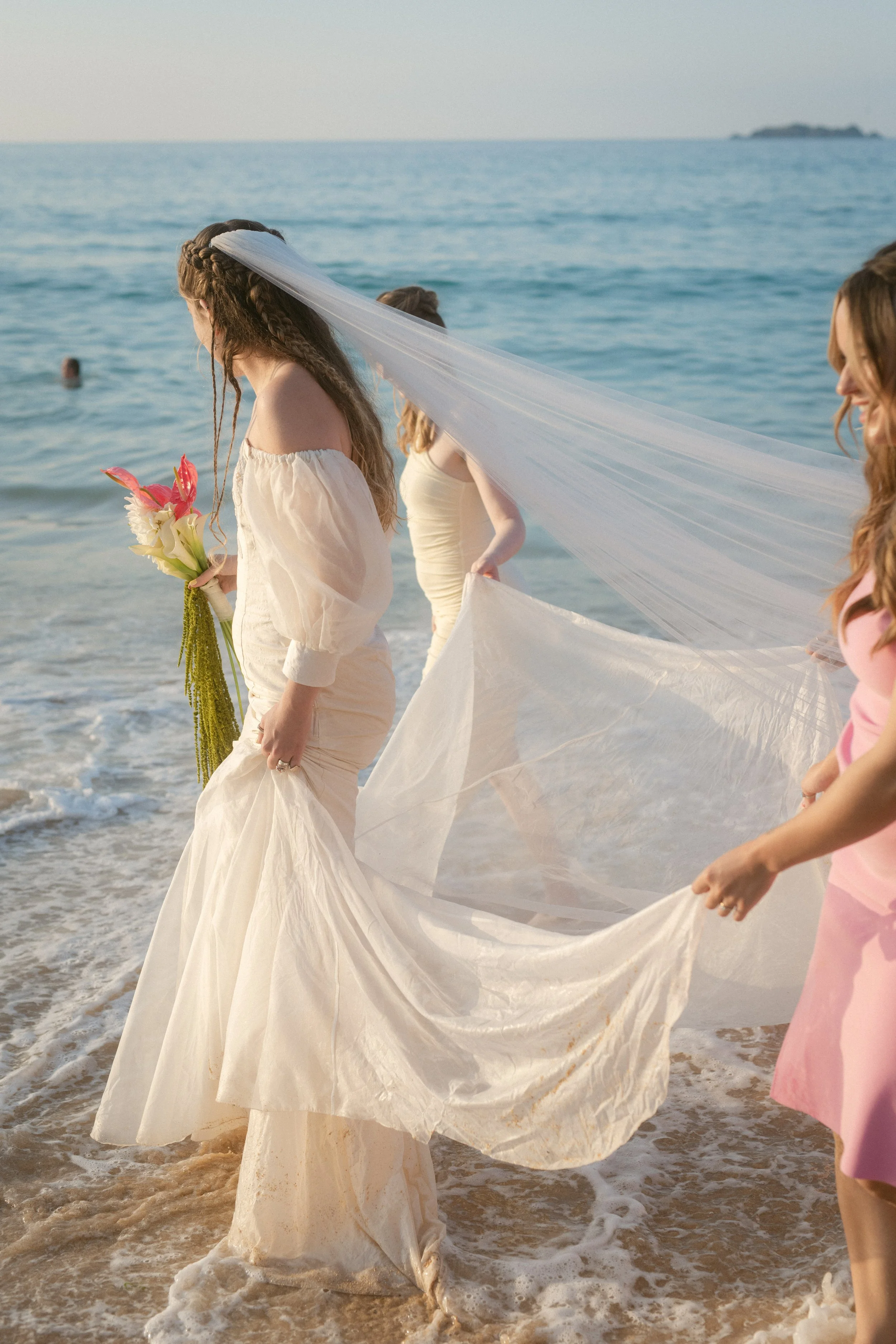 natural beach photos of bride in the sea