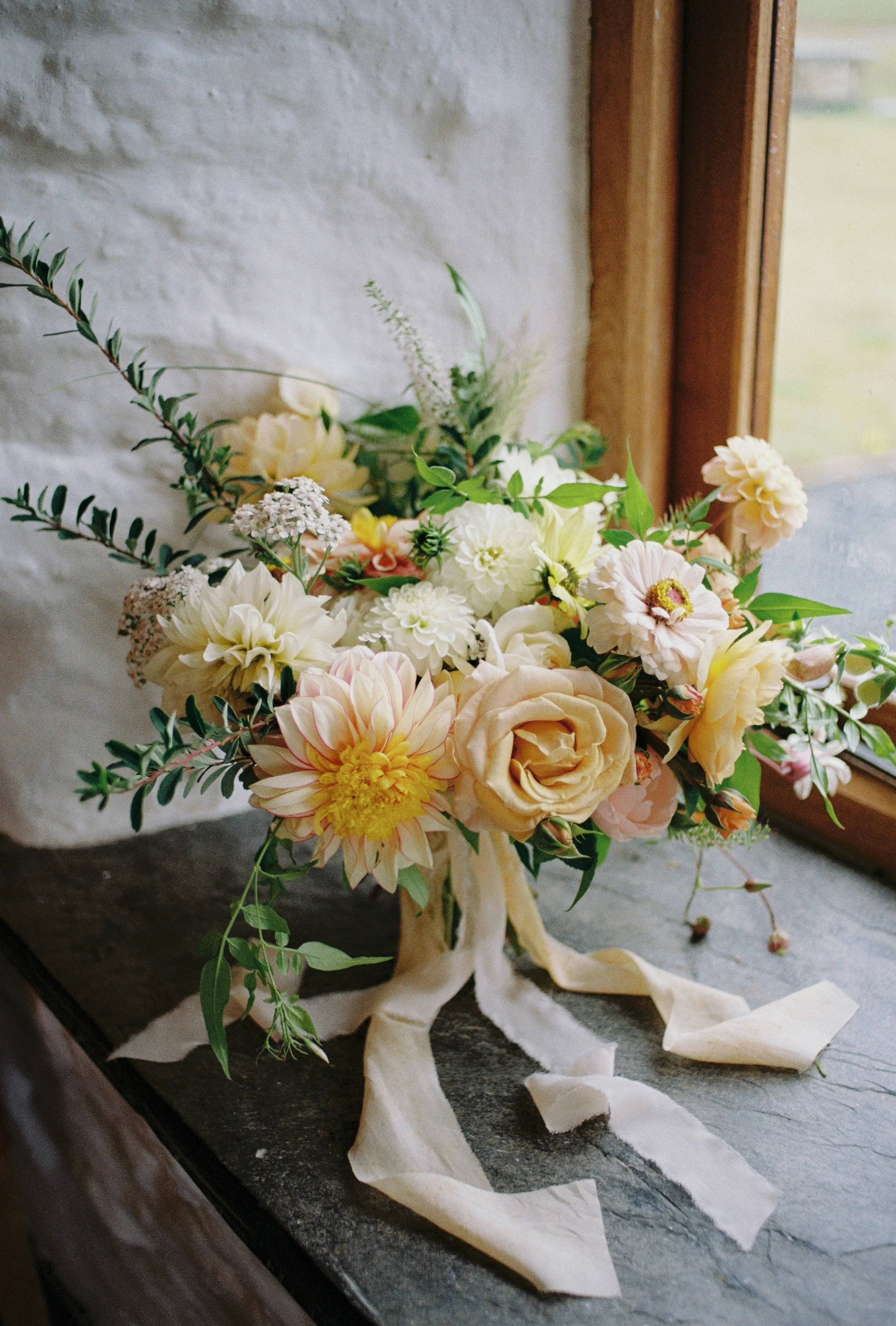 3 acre blooms florist and garden gate flower company collaborate on dream florals for an iconic stylish wedding by the sea