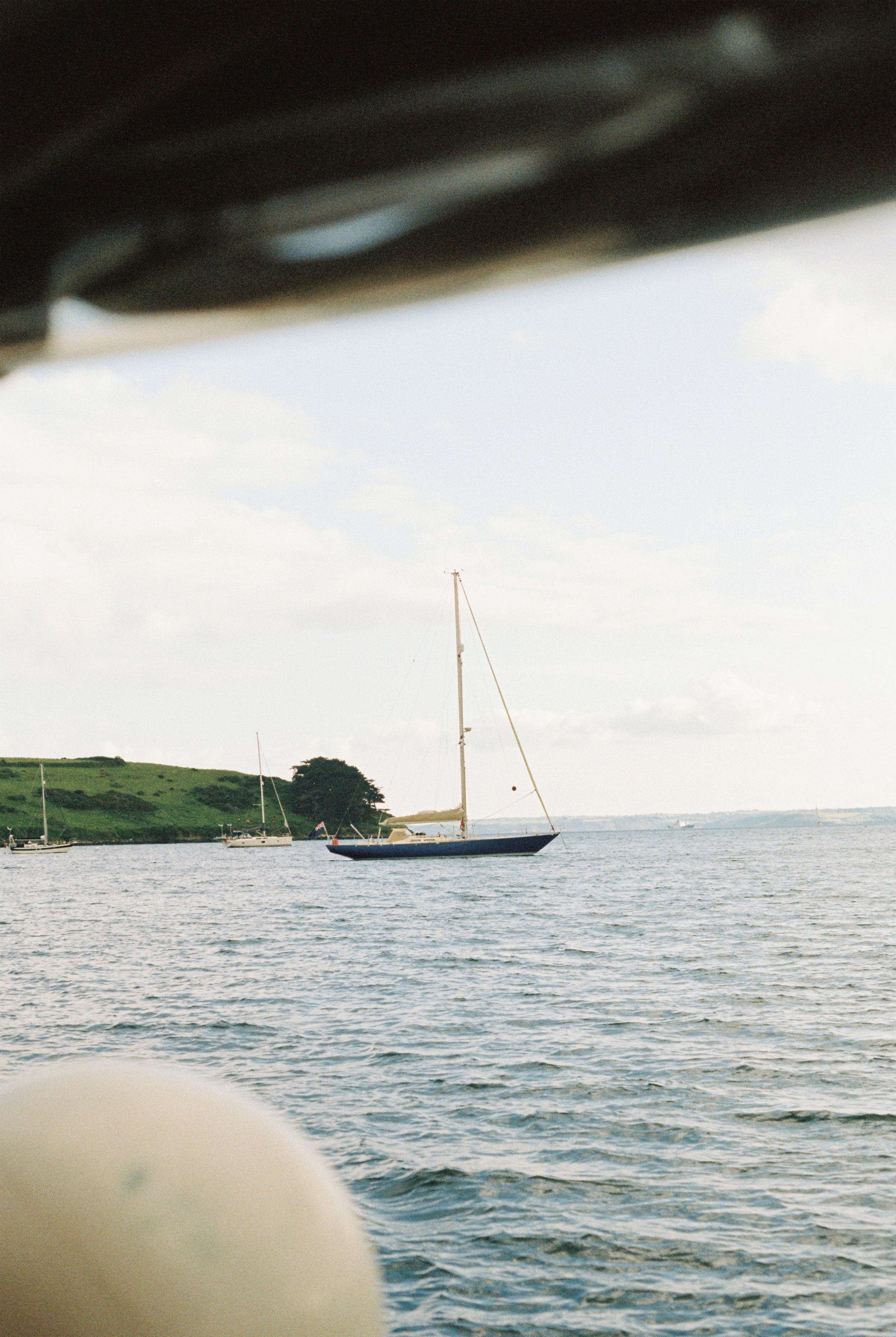 elopement inspiration in cornwall on the river with a boat ride