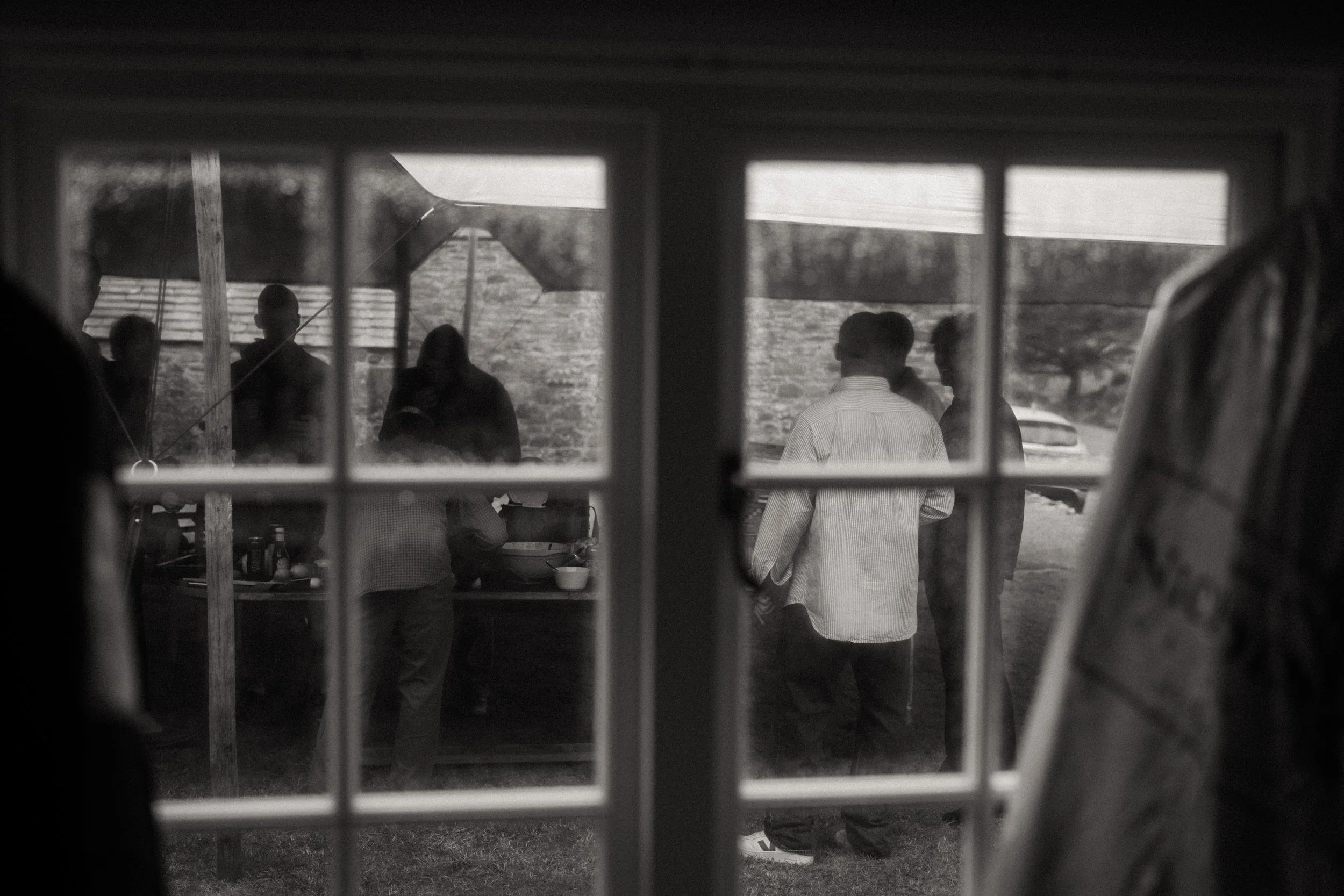 a rainy day summer wedding bbq at roscarrock wedding venue in cornwall