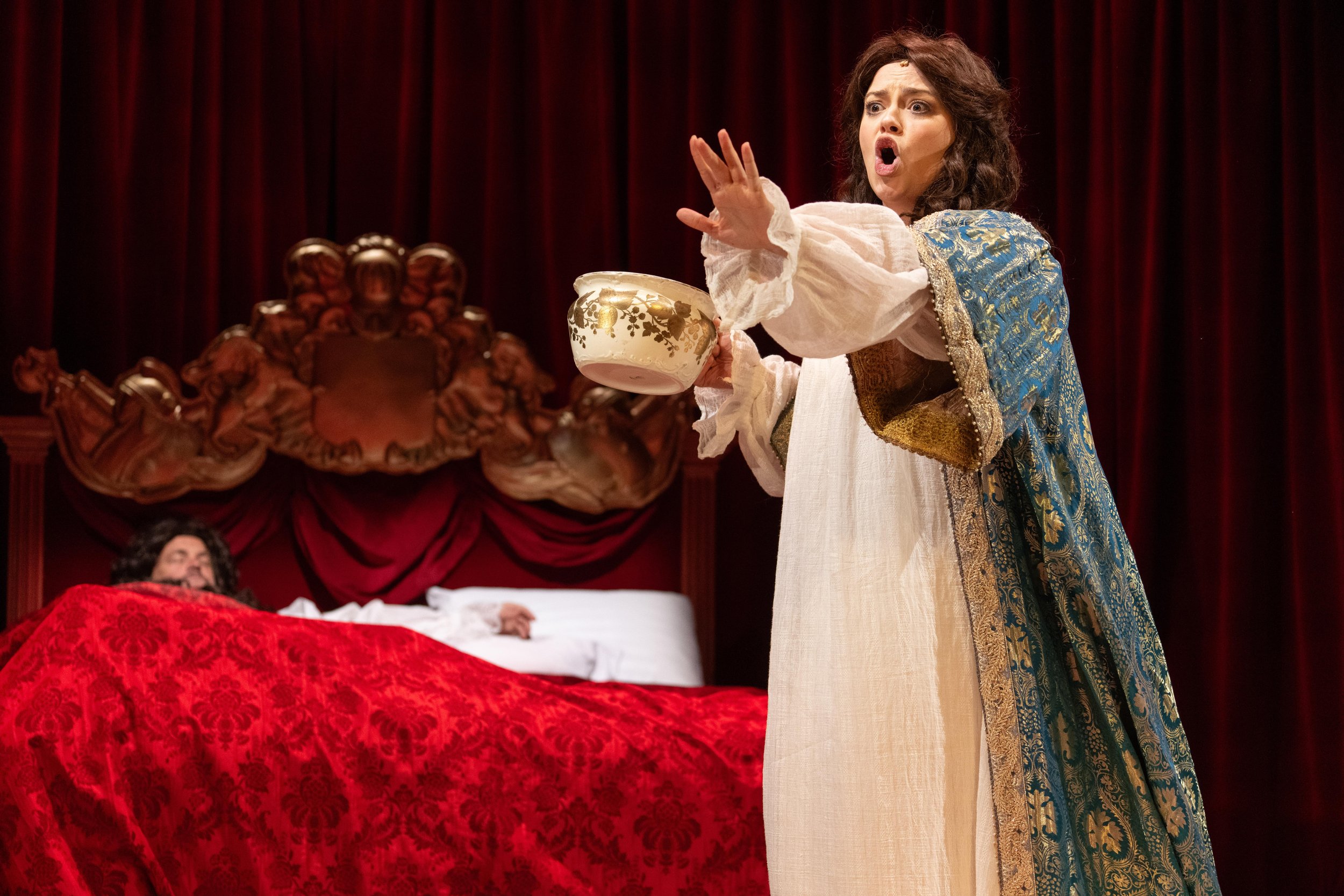 Al_Murray_as_King_Charles_II_and_Carrie_Hope_Fletcher_as_The_Lady_of_the_Bedchamber-min.jpeg