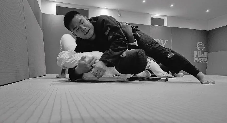 The grind. The laughter. The quiet moments between rolls.

#WaveBJJ #SocietyMembersClub #BJJ #BrazilianJiuJitsu #JiujitsuLife #ForgeTheFlow #FujiMats #RollTogether #thewaveway