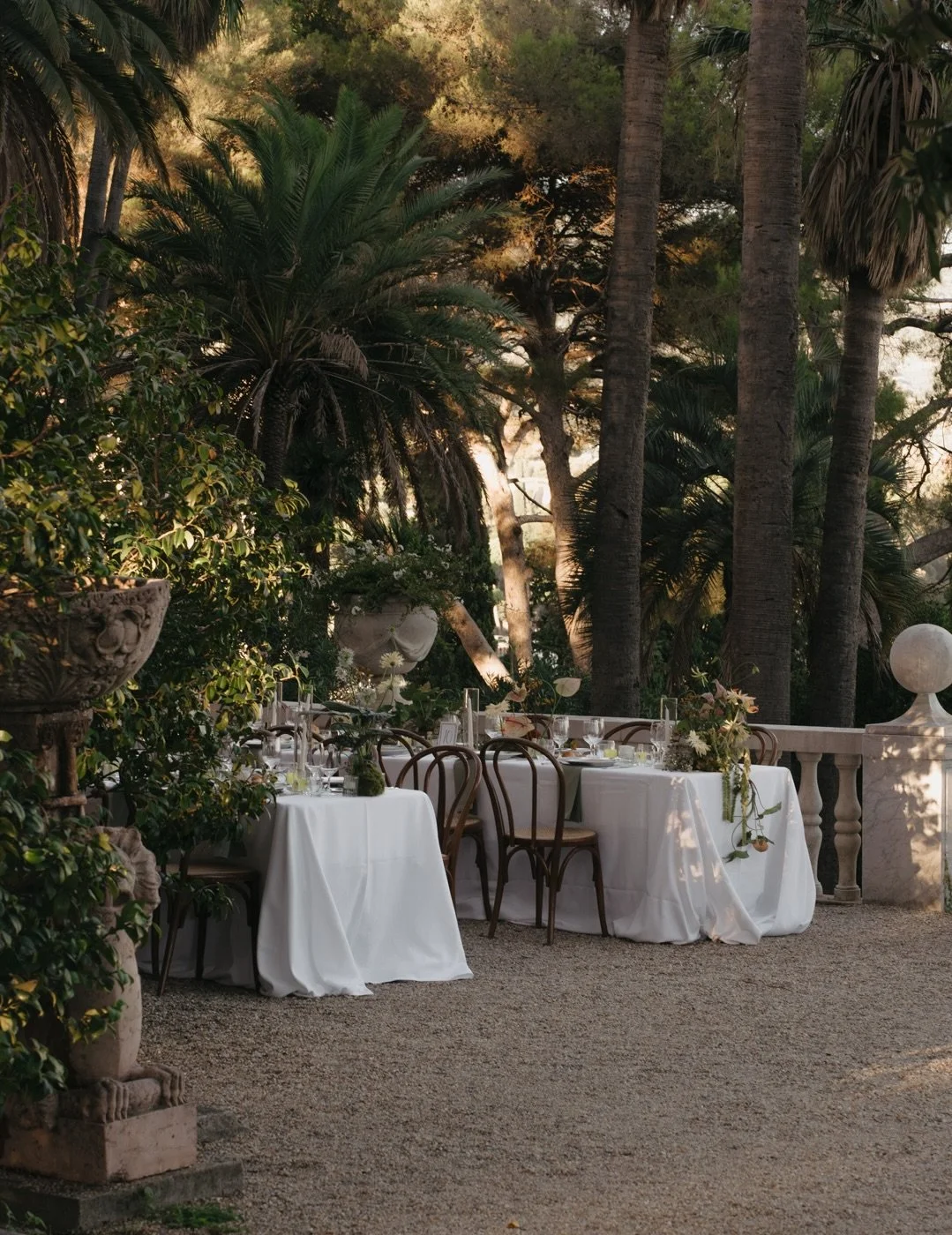 Photographer @erikxwinter 
Planning @simona.c_weddingplanner 
Location @villadurazzoweddings 
Dress @daniellefrankelstudio 
Flowers @vertuanifiori 
Hair + make up @beauty_concierge_service 
Music @sebchaumontmusicpro 
DJ @marquisseria 
Catering @capu