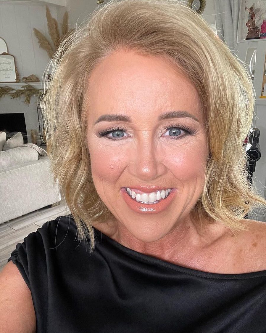 The Bridal formula is not just for brides 👰&zwj;♀️ It&rsquo;s so versatile and natural looking on many skin tones. ⁣
Suzanne looks incredible in this formula 💖Beautiful makeup done by ⁣@monro3beautybar
⁣⁣⁣⁣⁣
#irvine #spraytan #spraytanning #sprayta