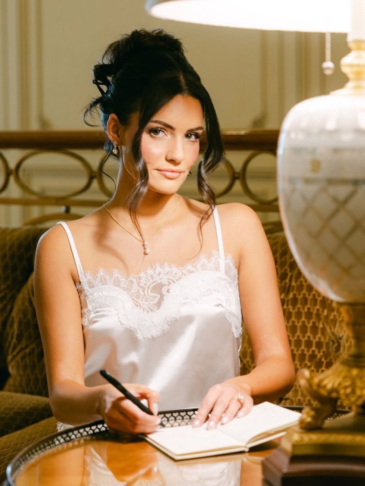 Ella with our bridal tan.. may be one of my favorite client photos of all time, just perfectly classic 🙌🏼 wow @ellaj.martinez Bridal season is coming, get ready!! 👰&zwj;♀️#lagunahills #alisoviejo #lagunaniguel #oc #ocwedding