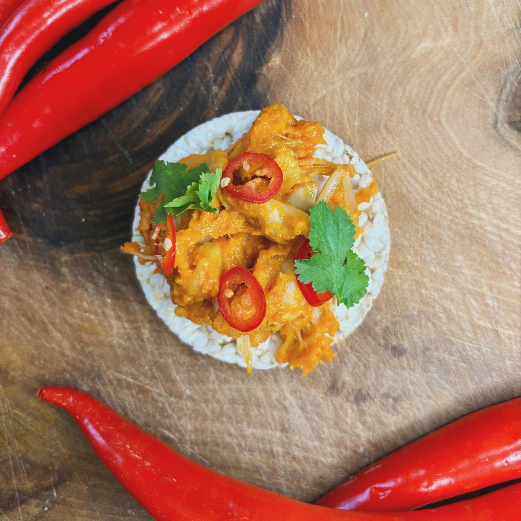 🌶️ Hitting the homepage just as thoughts turn to lunch: @mamapenldn&rsquo;s Spicy Pulled Jackfruit paired with @ibisriceuk Wholegrain Organic Rice Cakes. A recipe for deliciousness 🔪

#tastytuesday #lunchinspo #veganinspo #pulledjackfruit #organicr