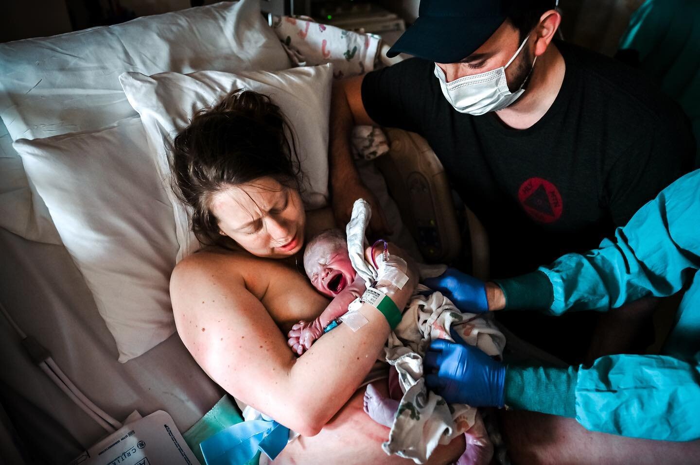 That moment when your baby hits your chest and lets out a big cry🥹

This labor kept all of us on our toes for five days so this moment made me burst with joy for this family!

What&rsquo;s your favorite? Black🖤or White🤍?

#seattledoula #seattlebir