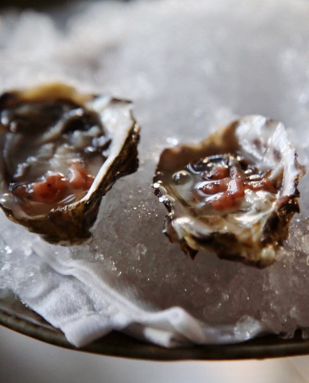 Oysters on the half shell with house-fermented hot sauce and lemon for the @americanexpress Business Platinum dinner last week. Contact Carina@gwenla.com to book Gwen for your next private event.​​​​​​​​​📷: @barnabydraper
.
.
.
.
#gwenla #americanex