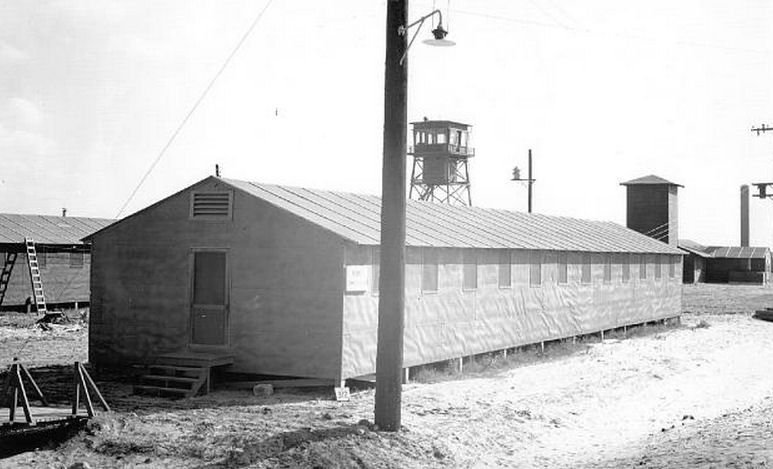 Buckingham_Field_Florida_-_Barracks_-_1942.jpg