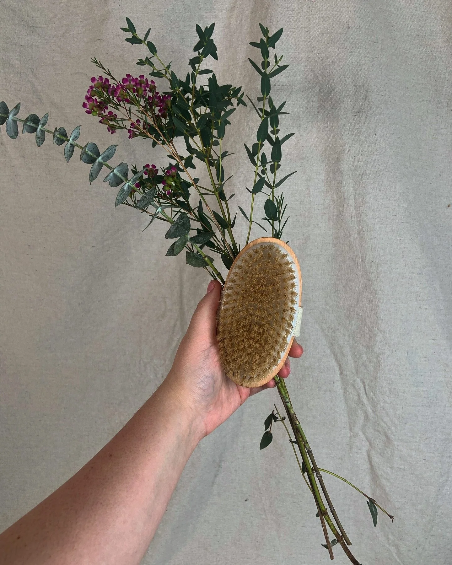 How often are you exfoliating your skin?

Exfoliating your skin with a dry brush or body scrub a few times a week can...

✨Slough off dead skin cells for a smoother surface

✨Increase circulation

✨Prevent ingrown hairs

✨Prep skin for treatments lik