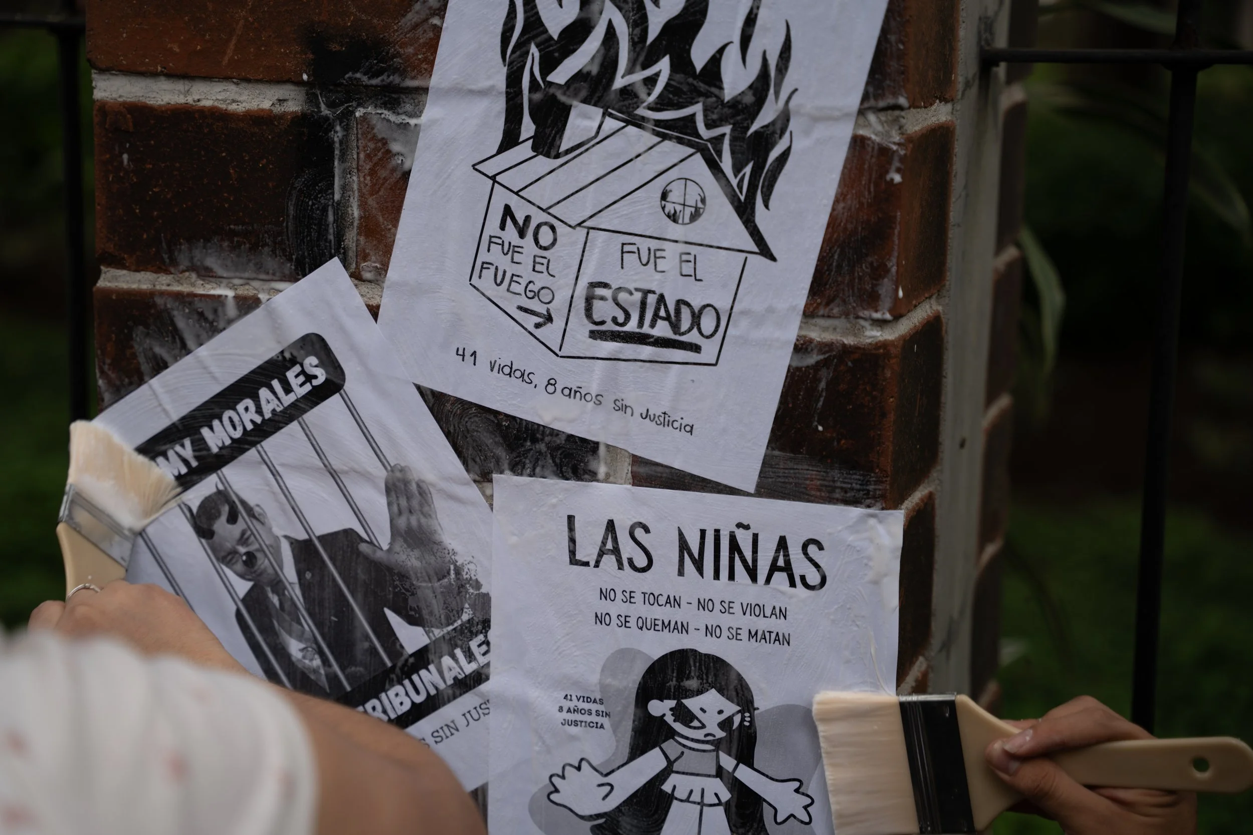 Organizers of Colectiva Plaza del Las Niñas and volunteers, in show of support for the survivors of Hogar Seguro, hung banners and put up wheat pastes along Sixth Avenue, Guatemala City’s primary pedestrian street cutting through the historic downtow