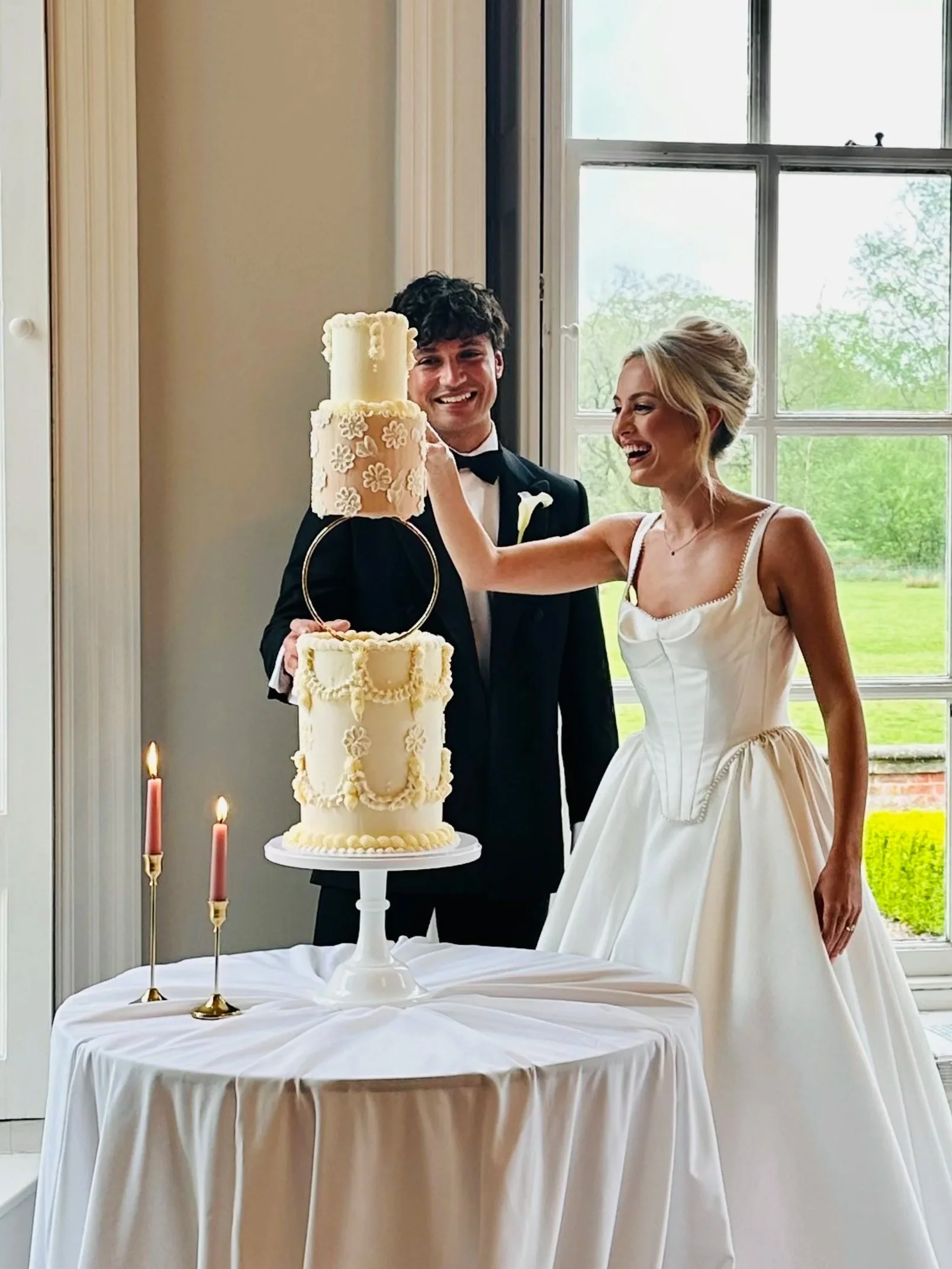 wedding-cake-and-couple-at-iscoyd-park