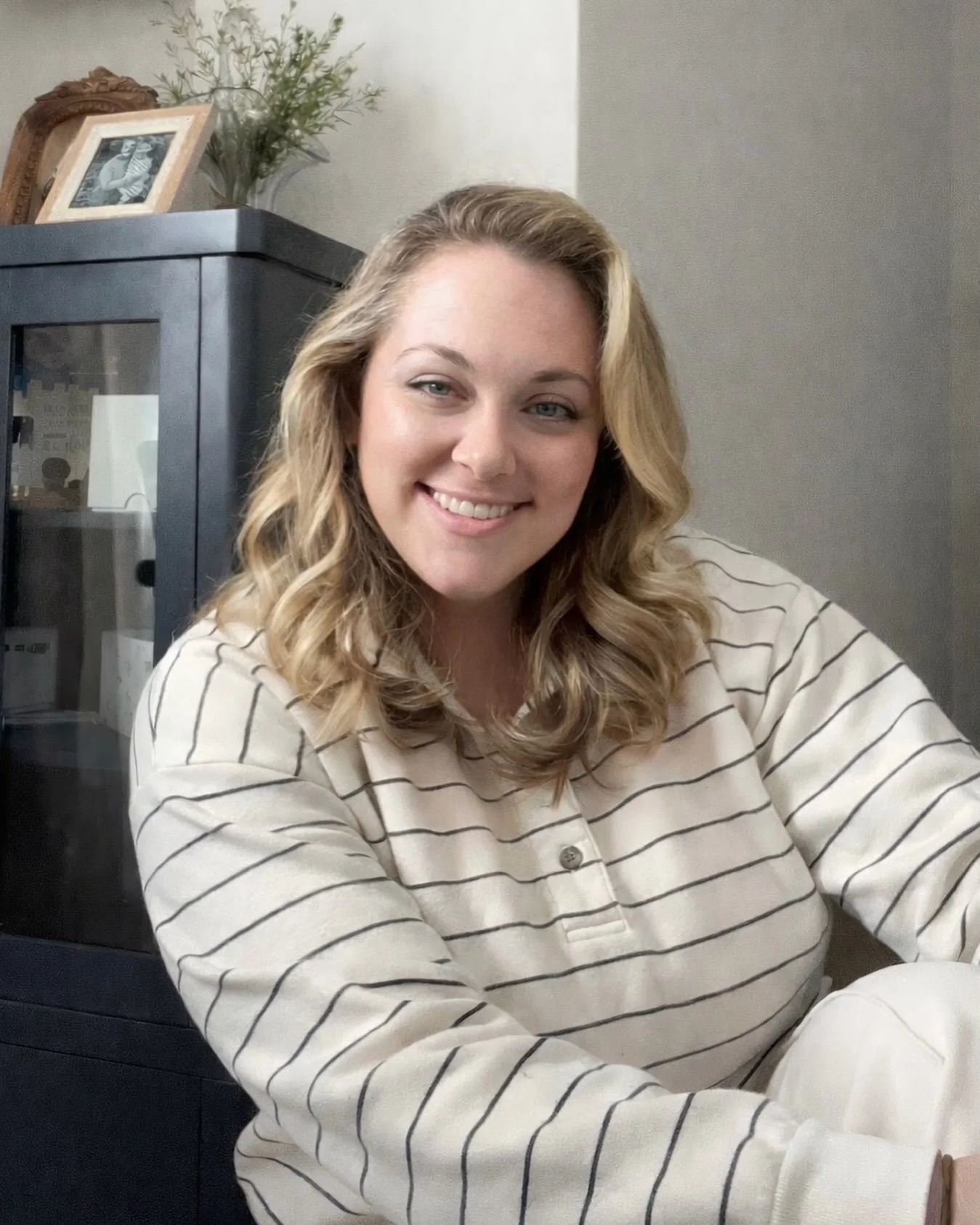 Hi, I&rsquo;m Jules. 🤍

Photographer, visual storyteller, and mom to two boys who are 12 and almost 9, which means I&rsquo;m becoming increasingly aware of just how fast all of this goes.

I think that&rsquo;s a huge part of why I love photography s