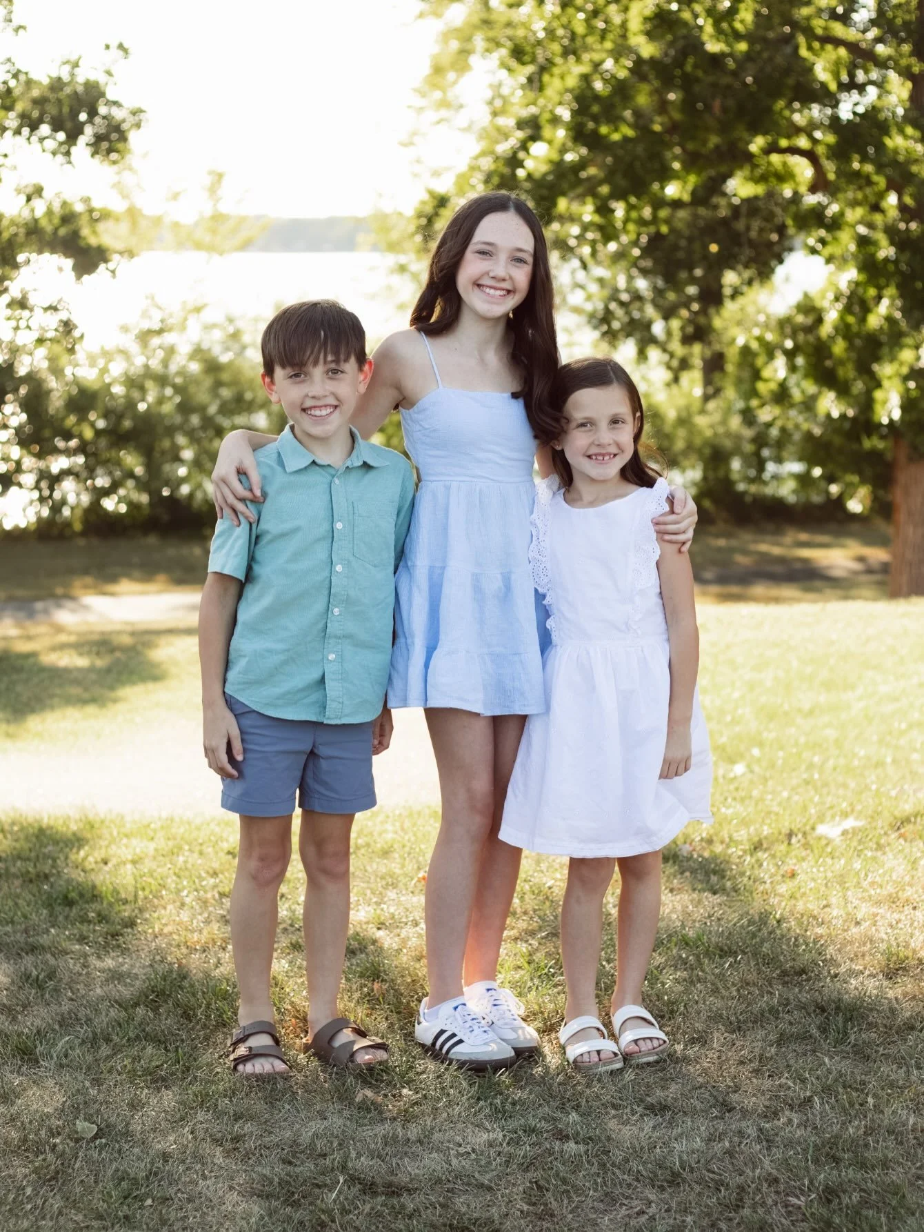 Family photos are just more fun when the WHOLE family shows up. 🥹🤍

The kids, the chaos, the laughs, the snuggles&hellip; and of course, the fur babies who have absolutely no idea why everyone keeps yelling their name and waving treats behind my ca