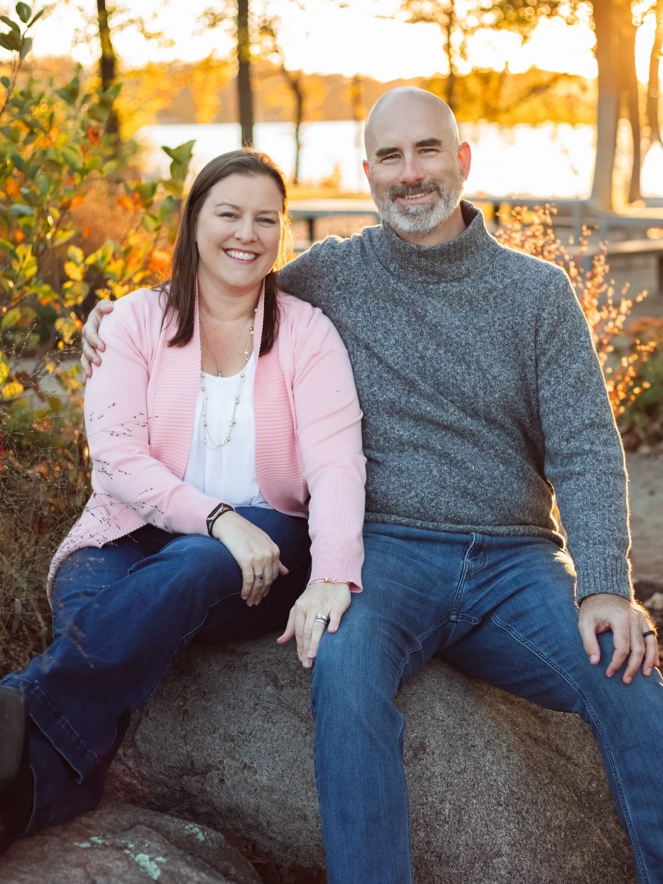 There&rsquo;s just something about that golden fall light! ✨🍂

The way it filters through the trees, wraps around everyone, and makes even the simplest moments feel a little magical. Add in some genuine smiles, a few sweet hugs, and a family that cl