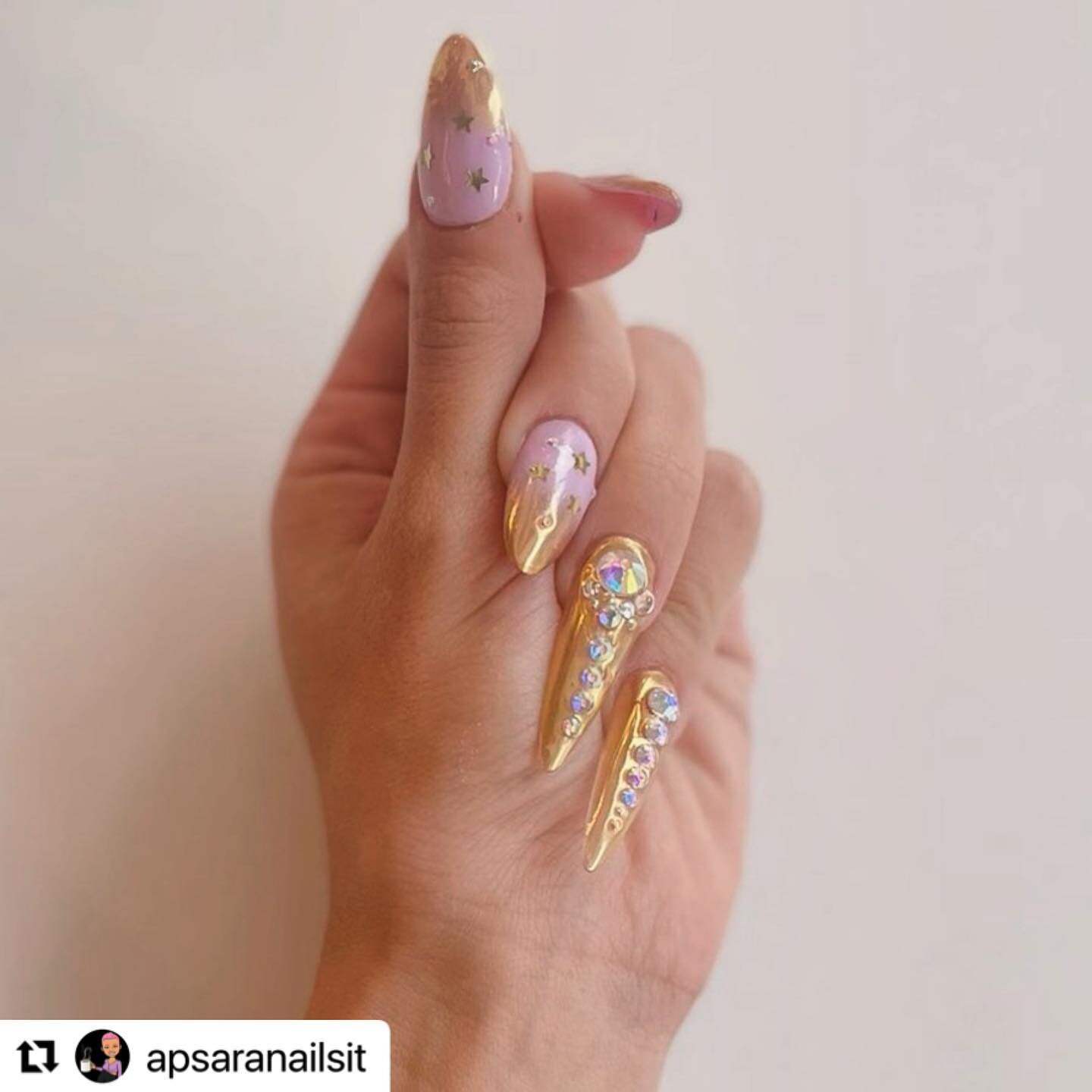 #Repost @apsaranailsit with @use.repost @refinenailsandspa 
・・・
Inspired by the Ming and Qing dynasty when hu zhi(finger coverings) were all the rage among upper class and the imperial court to show high status.