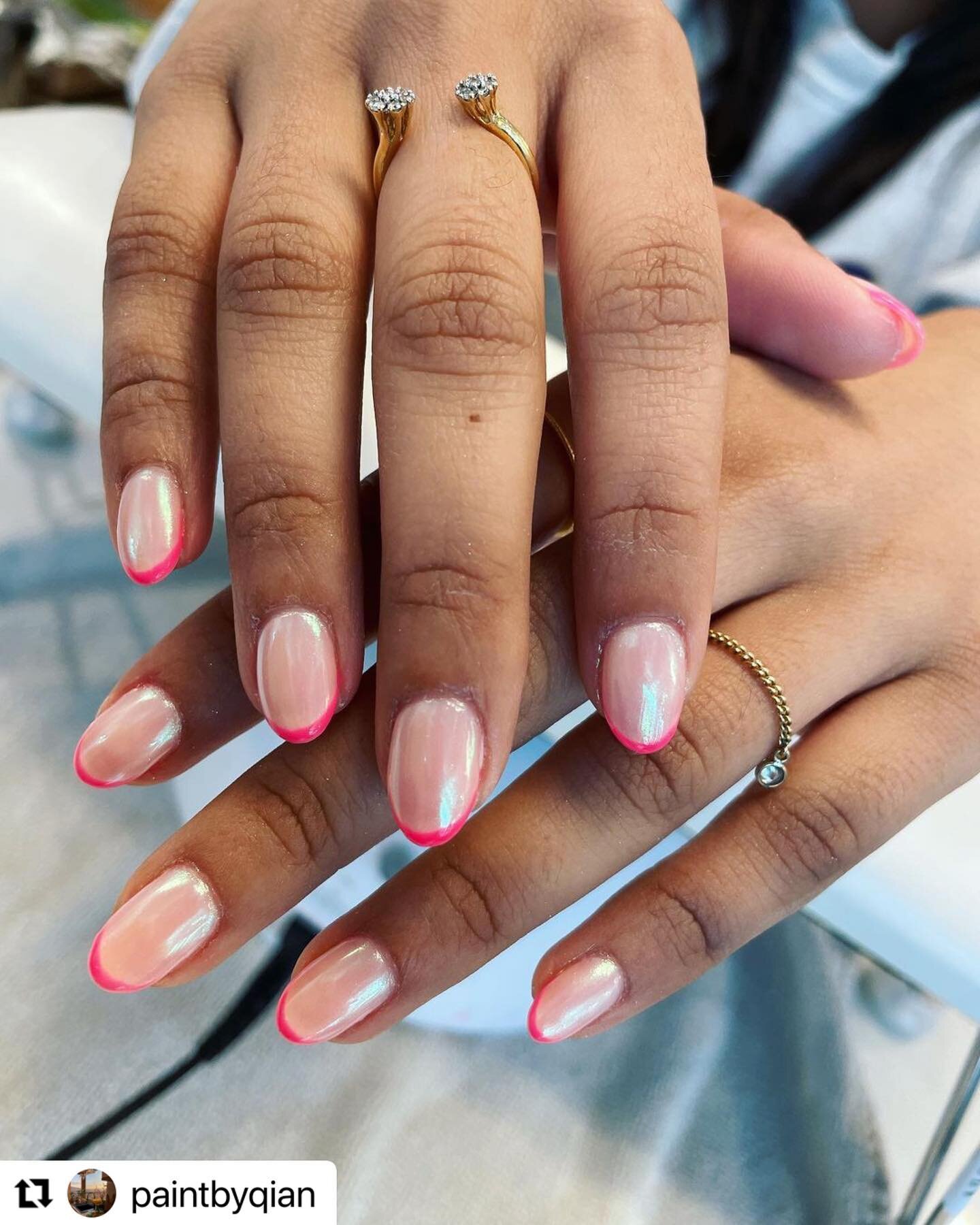#Repost @paintbyqian with @use.repost
・・・
When chrome powder meeting with neon pink 💅 

#refinenailsandspa #seattlenails #seattle #nails #chromenails #slu