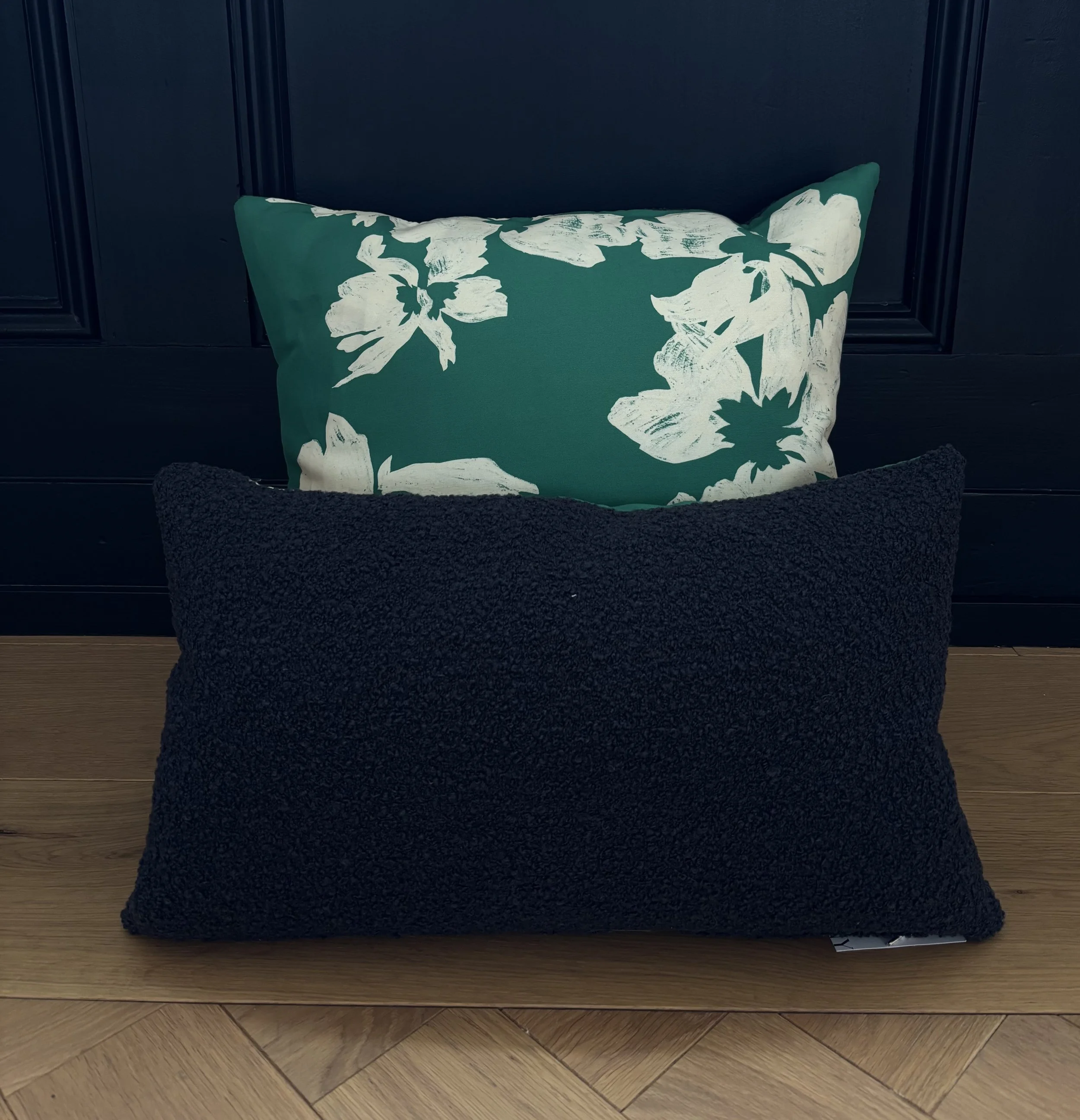 Pillow Blue Blossom.................................... 30x50 cm €110 / 50x50 cm €190