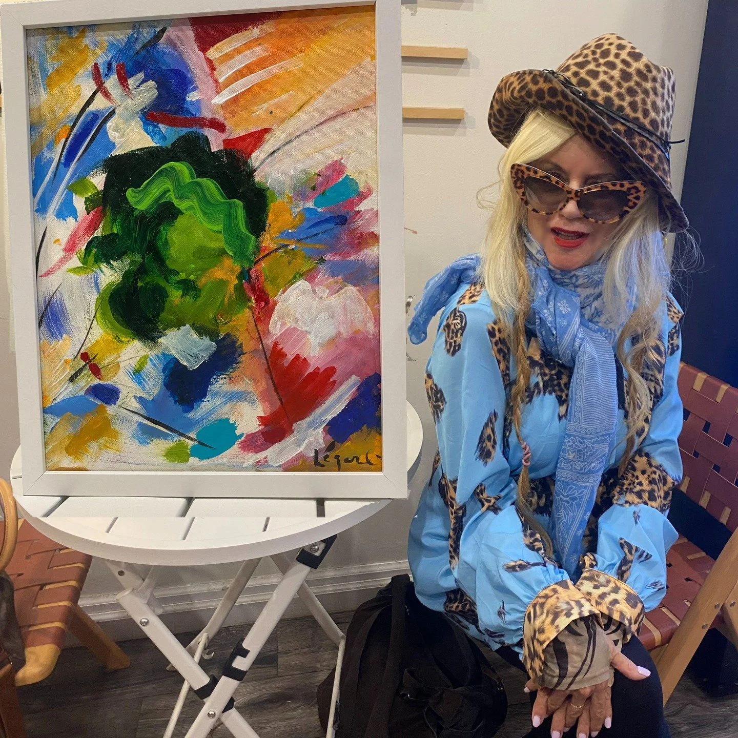 🐆 Spotted in the East Village: me in full leopard regalia, sneaking into a gluten-free caf&eacute; with a painting under my arm. 🎨✨

Tonight I delivered my oil painting &quot;Deeply Human &quot;to one of our amazing donors to the @foundationfornewa