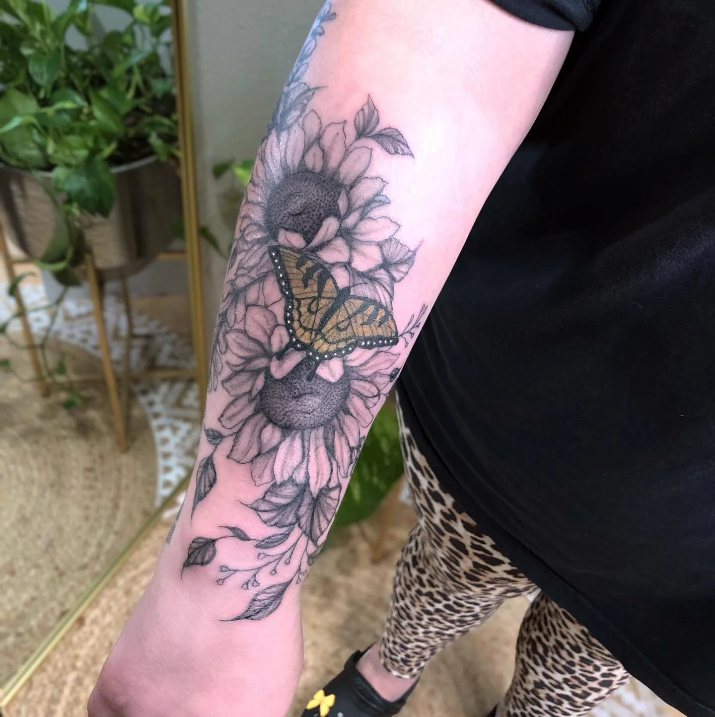 Thank you SO much Bree

This was a special piece in more ways than one! This floral design was based off of her wedding bouquet and we added a yellow tiger swallowtail to symbolize her granddad 💛(peep the crocs 😭) 

Swipe to see the healed sea turt