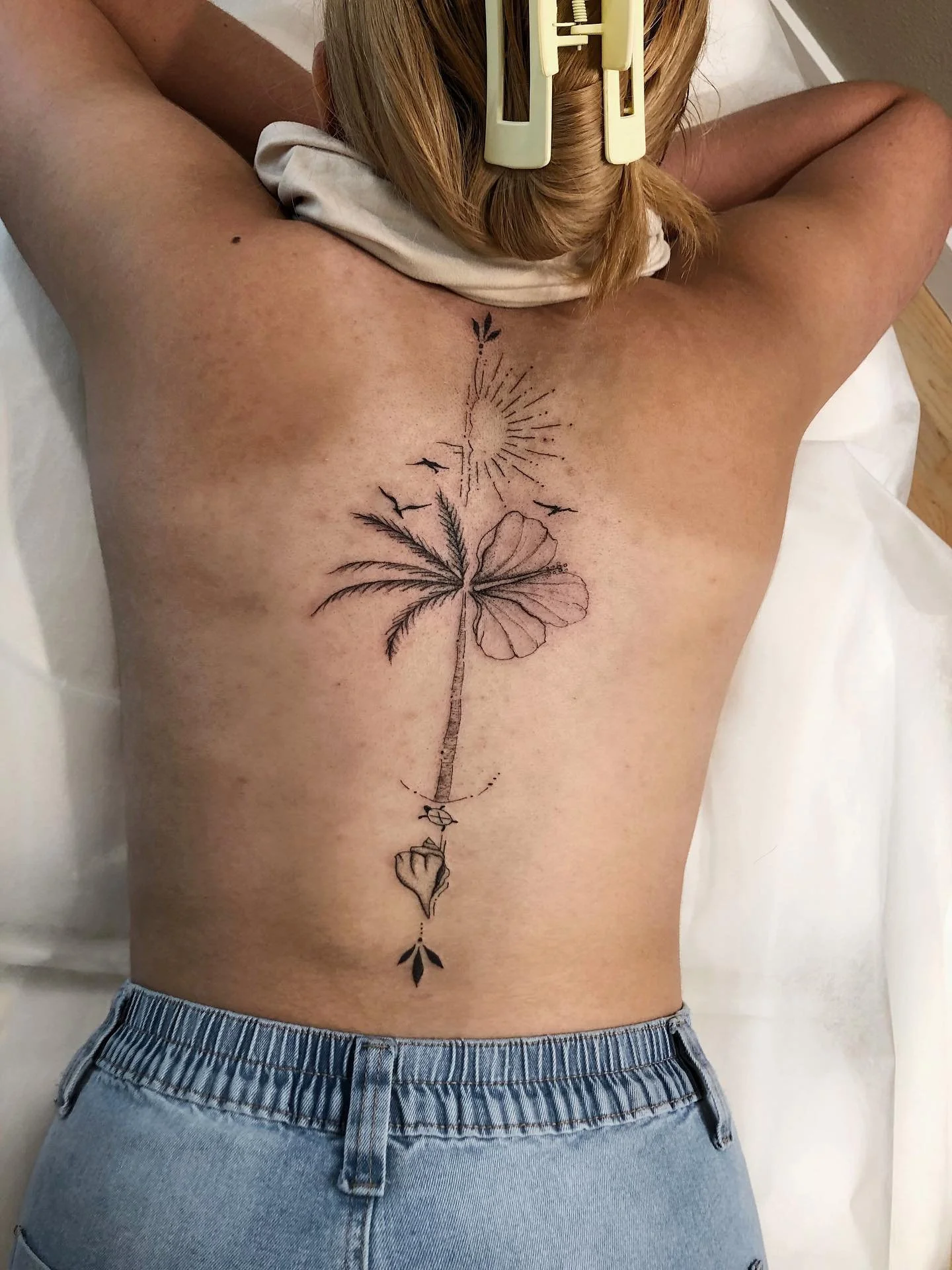 🌴🌺🌞🐚🐢 one thing I love about ornamental pieces is incorporating all those little elements requested by the client

#spinetattoo#finelinetattoo#ornamentaltattoo