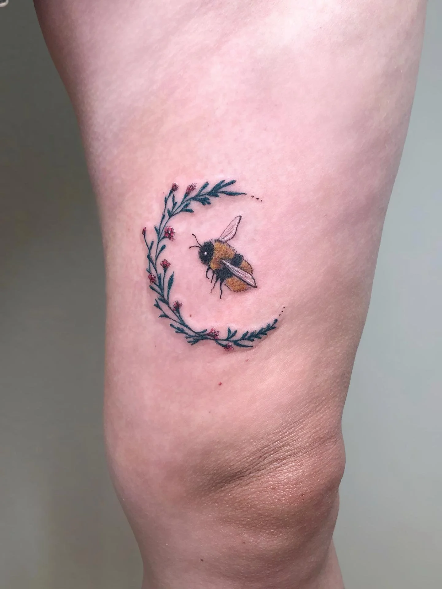 Send this to someone who you think is just the bee&rsquo;s knees 🐝💕

Thank you Samantha 

#smalltattoos#beetattoo#colortattoo#naturetattoo#insecttattoo#beesknees#daintytattoos#floraltattoos#botanicaltattoos#kneetattoos#finelinetattoos