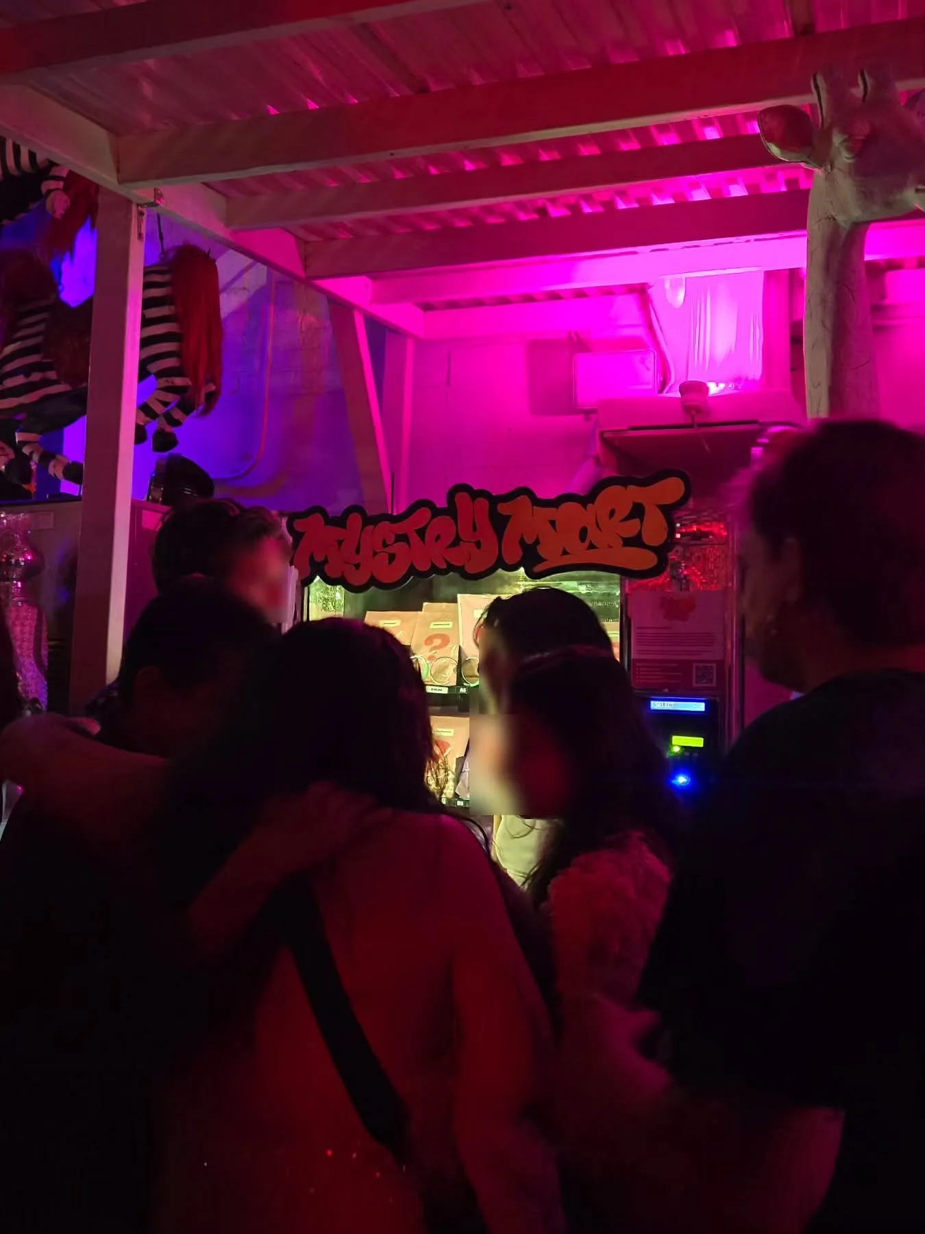 True story: All these people were strangers before stumbling onto the @mystrymart machine 💞 
#mystrymart #nycartists #nycart #nycartist #nyc #houseofyes