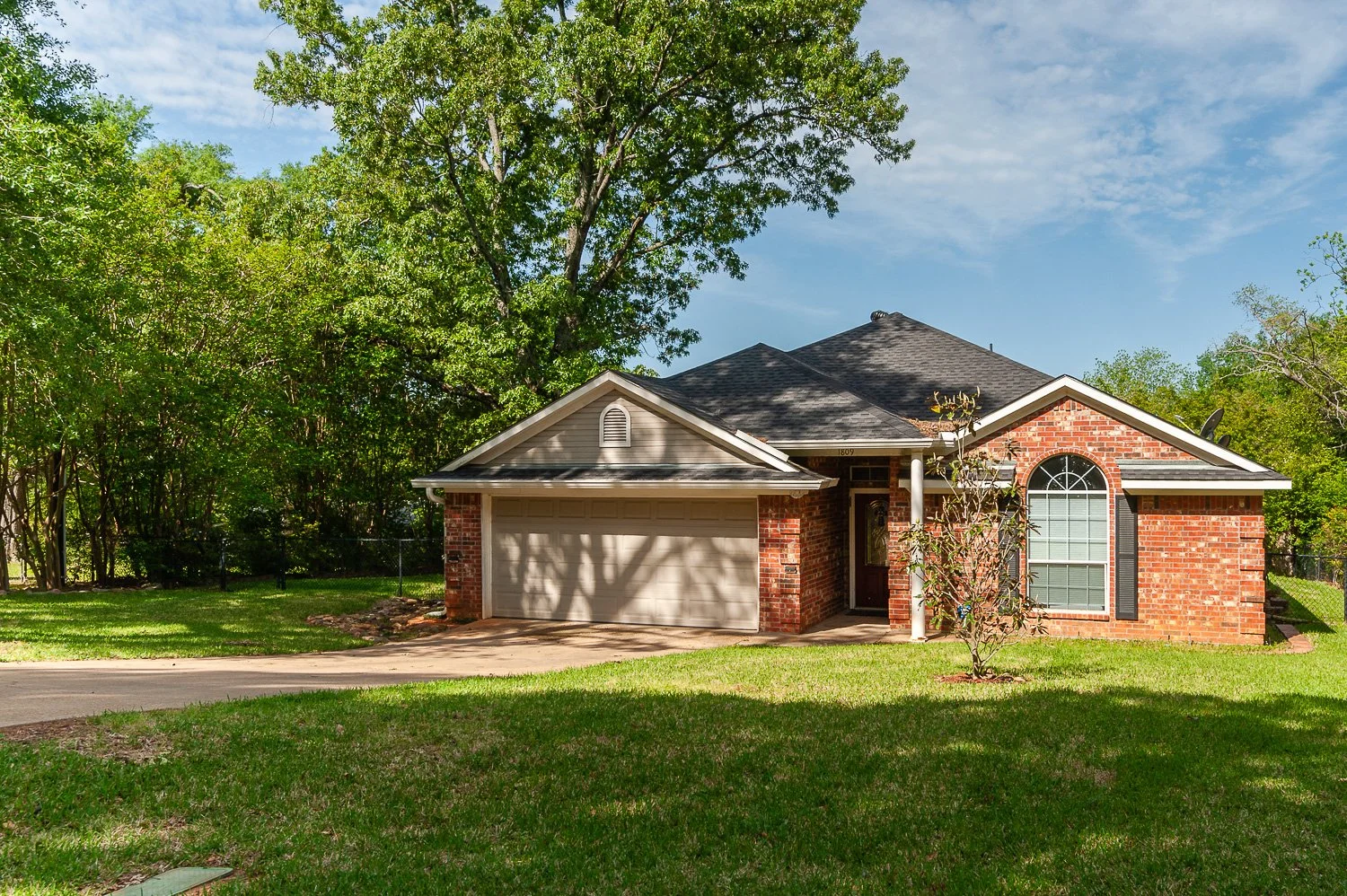 Adorable 3-bedroom, 2-bath home in Tyler, TX near UT Tyler and TJC, with a manicured lawn and 2-car garage — listed by Daniel and Kim DuPree