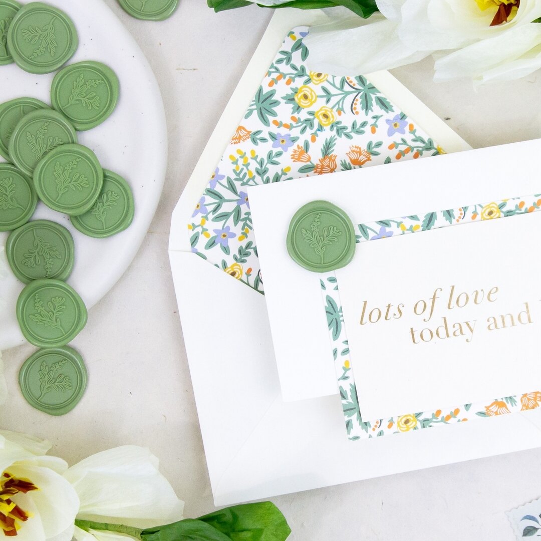 Sending love, one seal at a time. Seal your message of love and let it resonate beyond 💚✨

#matchalove #matchagreen #oldmoney #quietluxury #valentinesday #envelope #waxsealwednesday #waxsealstickers #selfadhesiveseal #traditionalseal #traditionalsea