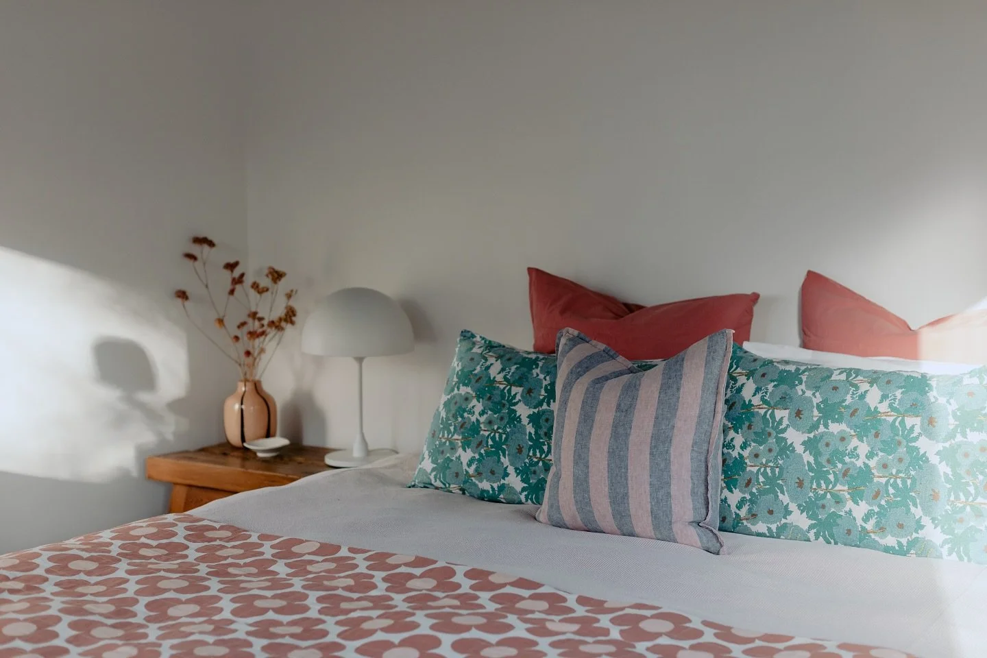 Long weekend incoming and we&rsquo;ve got the cabin looking especially cosy for our guests 🤍

Will still have a few dates available for later in March if you&rsquo;d like to be amongst the first to enjoy the magic of Autumn in the Deep South 🍂