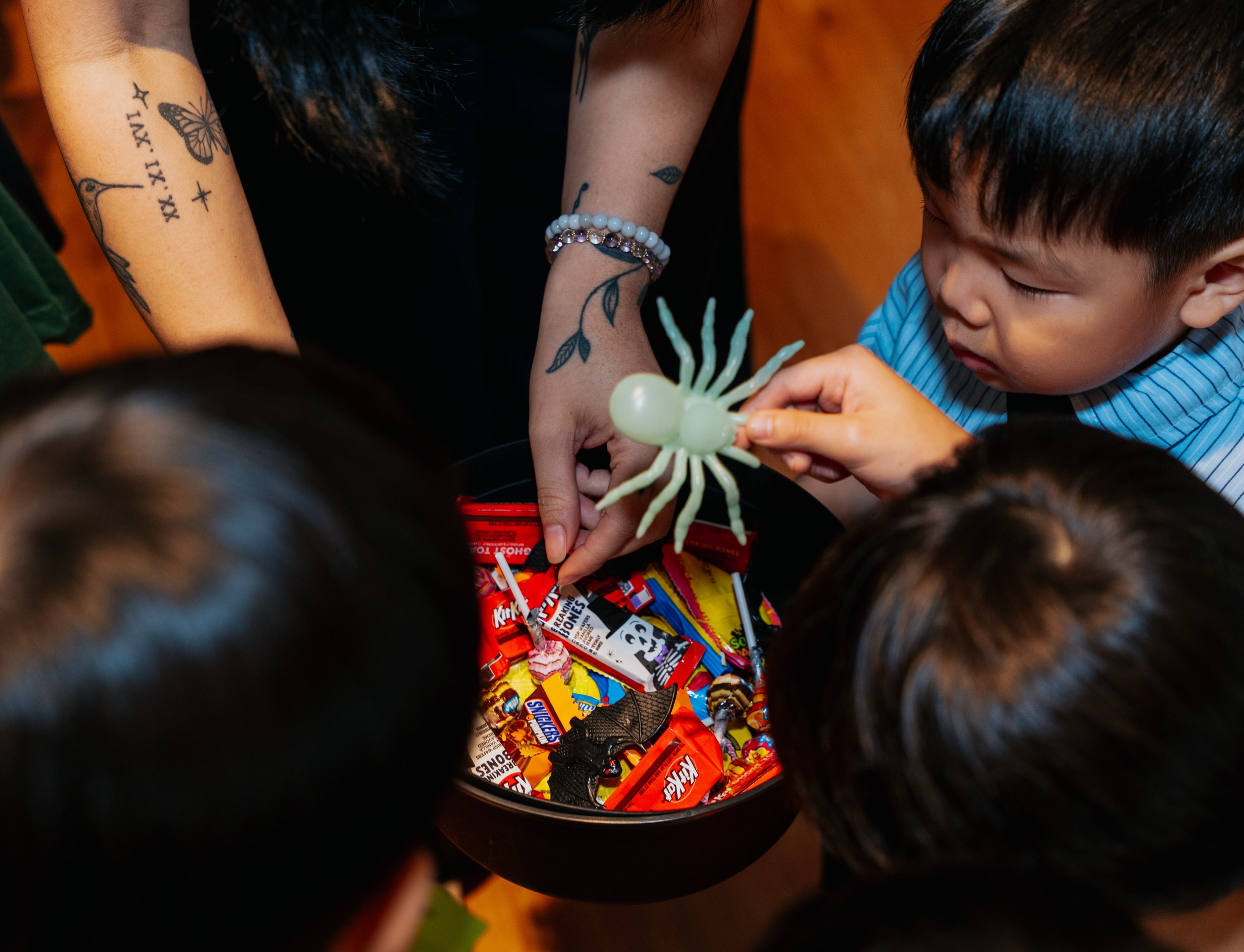 Little hands, big Halloween treats 🎃🍬👻
Ready for another round of Trick-or-Treat this weekend?

🎹 Aureus Academy, B1-38/39
🤖 inStic Academy, B1-36/37
🎨 Global Art, B1-32
🧘🏻 Yoga Movement (Brewmaster House), 02-01