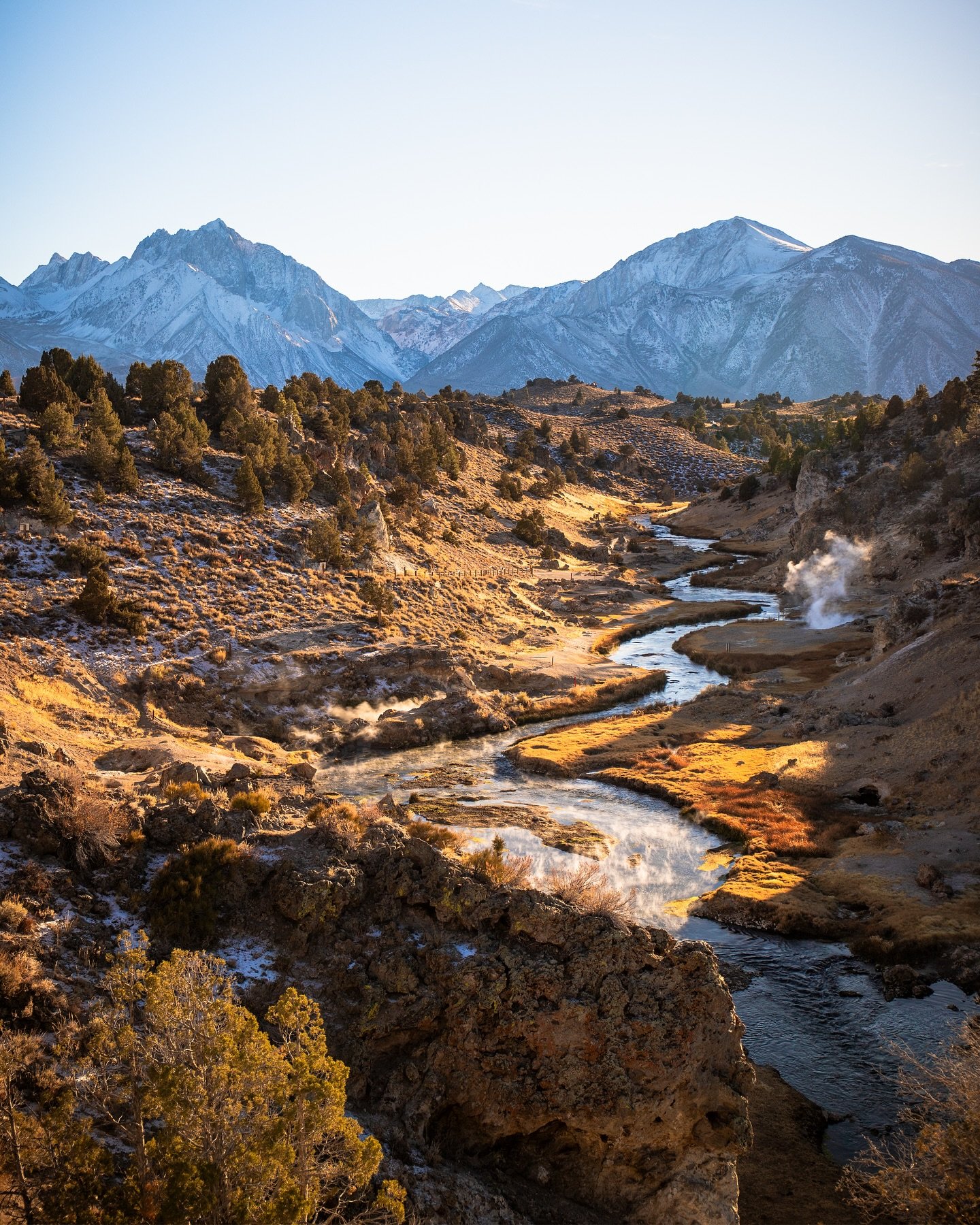 Quiet days in the Eastern Sierra. ⛰️

⏪️ Swipe for the full image. 📸
&bull;
&bull;
#MammothLakes #EasternSierra #GoldenHourMagic #ChasingLight #AdventureVisuals #VisitMammoth #CaliforniaViews #ExploreCalifornia #MountainVibes #GoldenHour